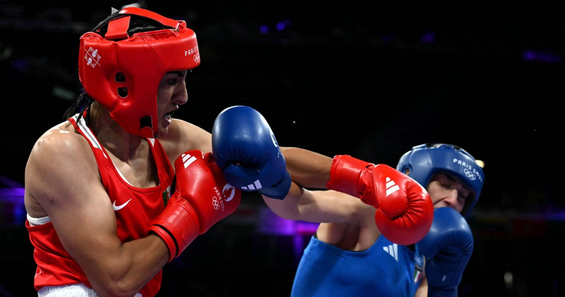 Die Algerierin Imane Khelif (in rot) schlägt die Italienerin Angela Carini im Achtelfinale des Boxkampfs der Frauen bis 66 kg während der Olympischen Spiele Paris 2024 in der North Paris Arena in Villepinte am 1. August 2024