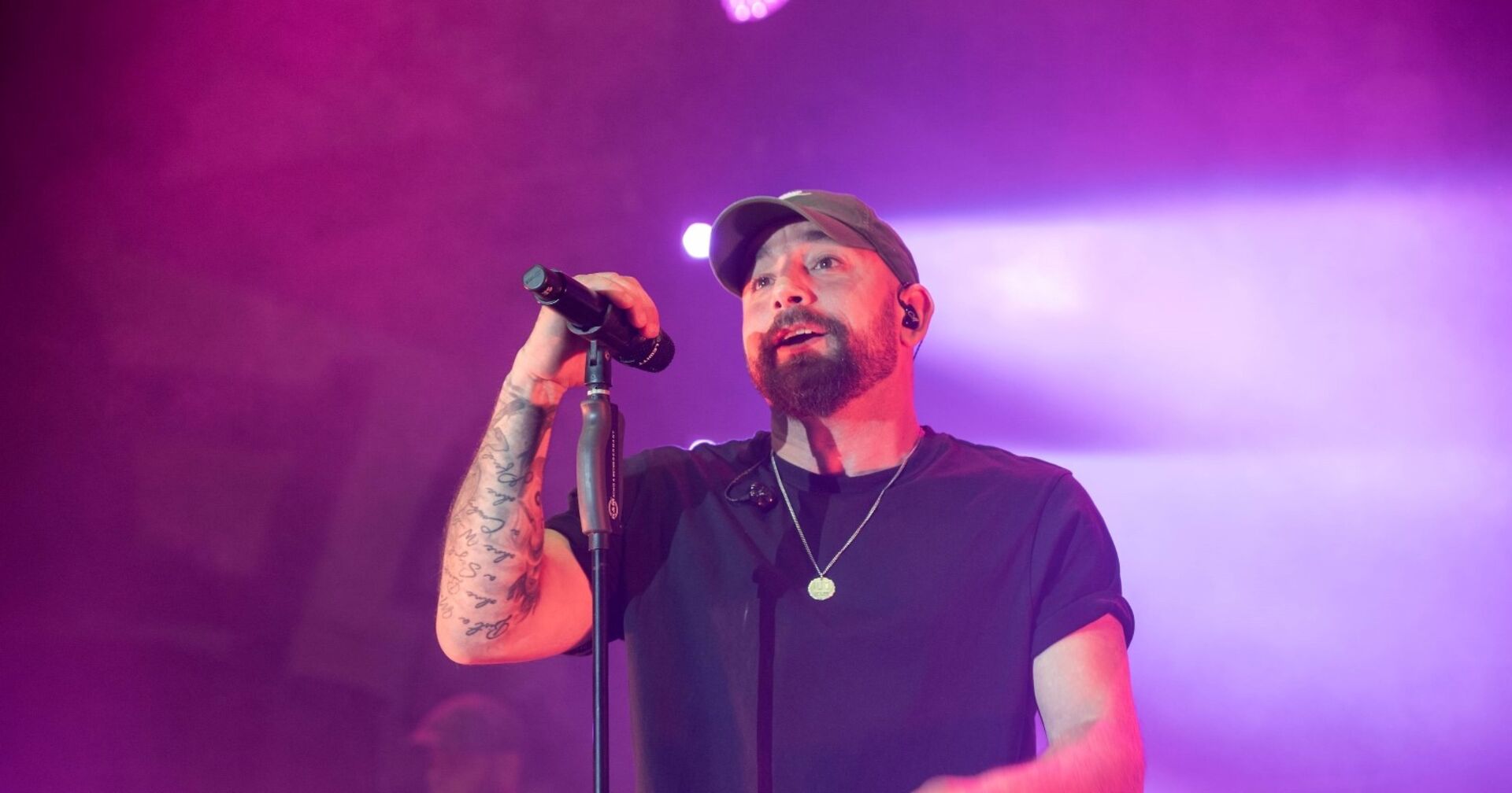 Der Sänger Christopher Seiler auf einer Bühne stehend