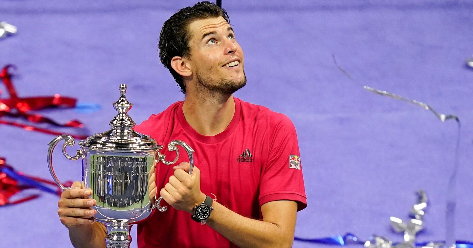 Dominic Thiem in Rosa T-Shirt mit Trophäe der US Open in seinen händen