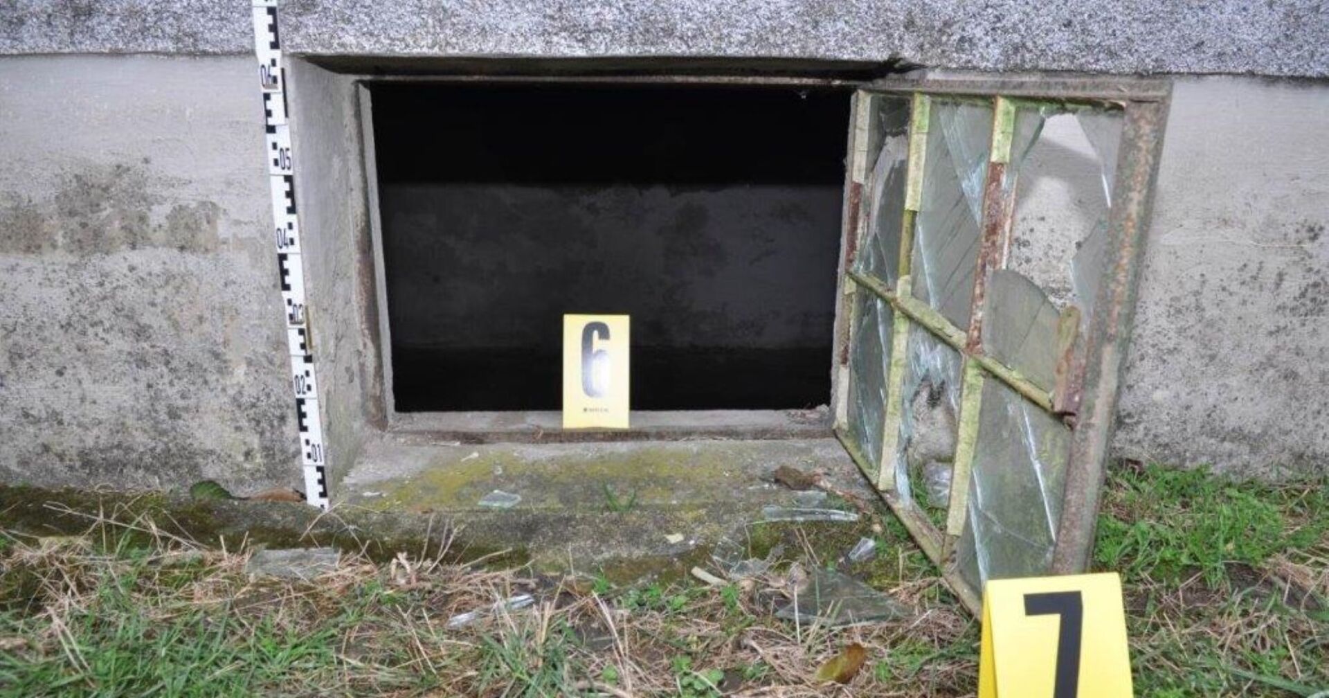 Einbruchsspuren durch ein Fenster des Hauses