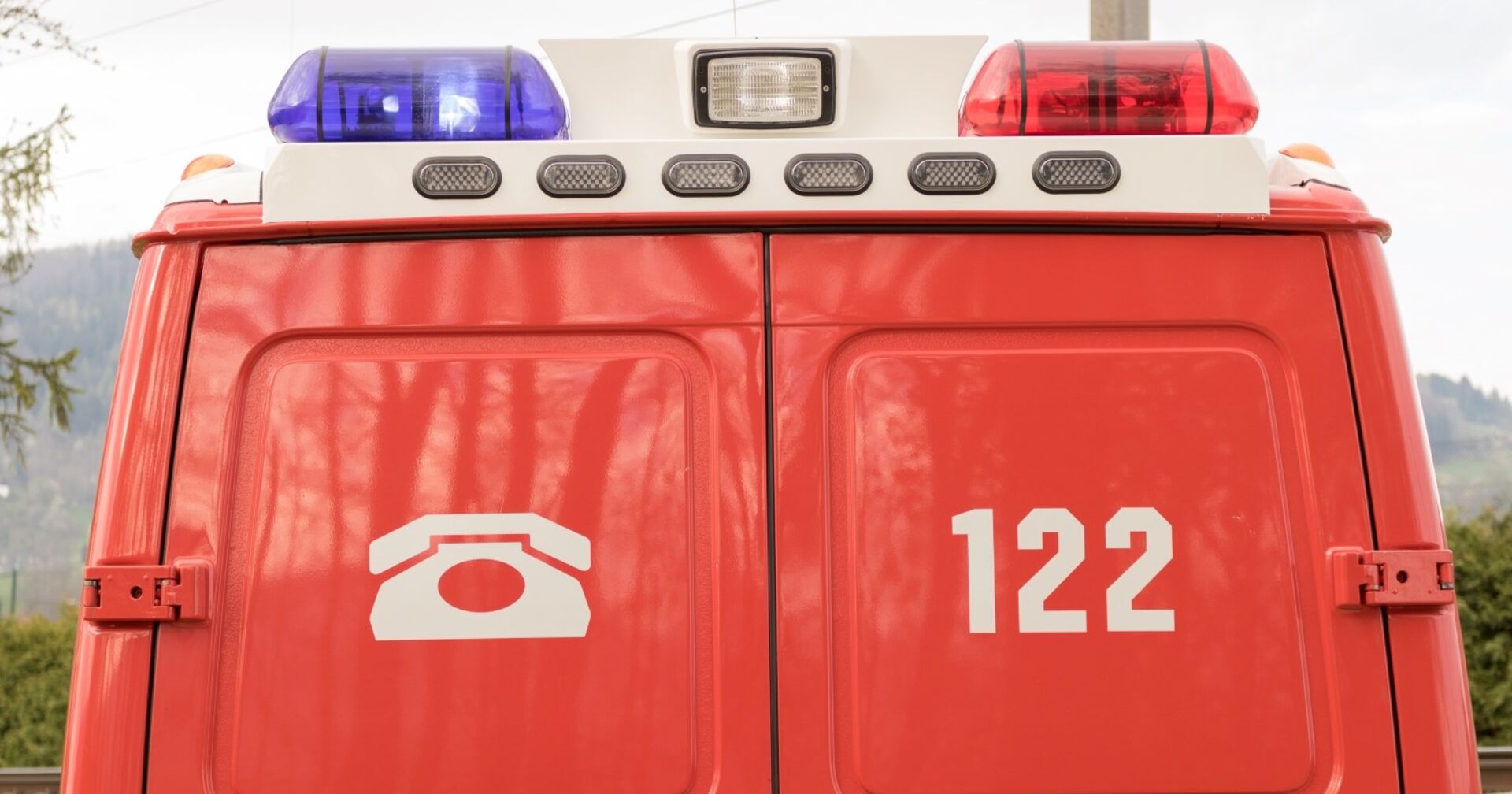 Rotes Einsatzfahrzeug der Feuerwehr