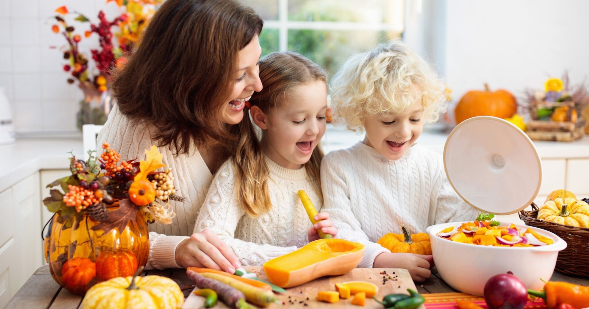 Kürbiszeit: Familie beim Kochen