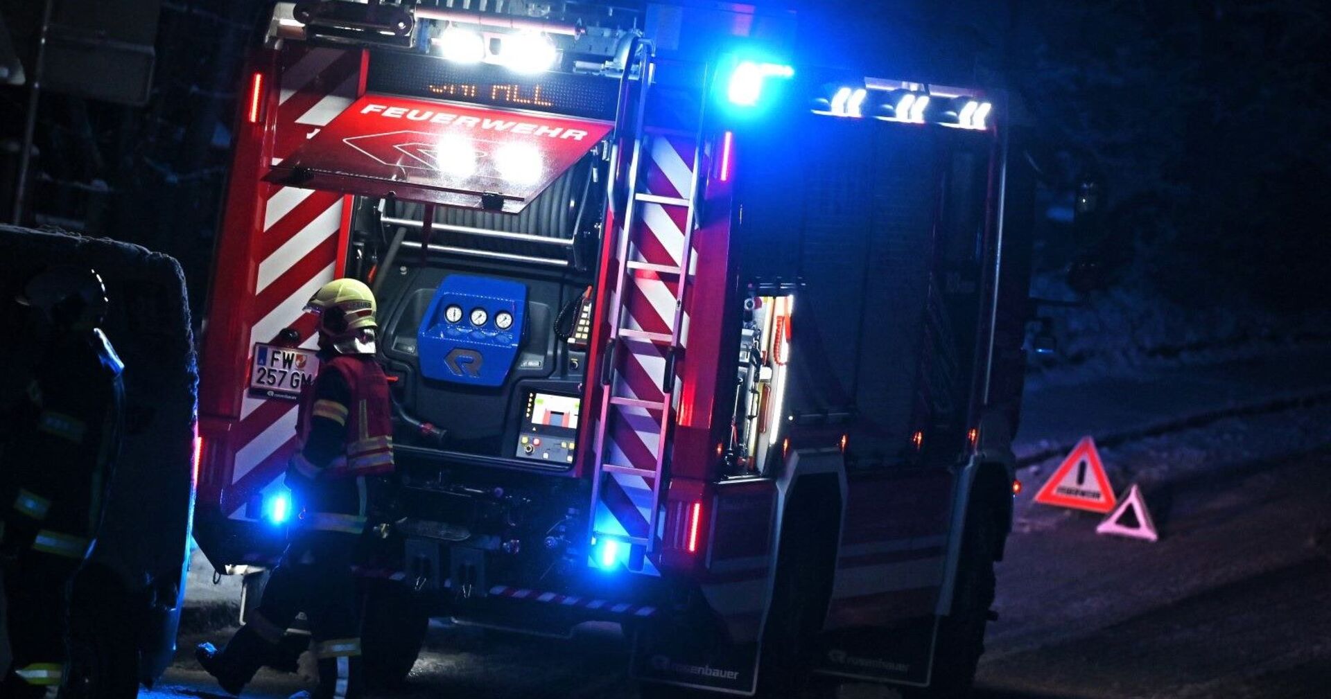 Feuerwehrauto bei einem nächtlichen Einsatz.