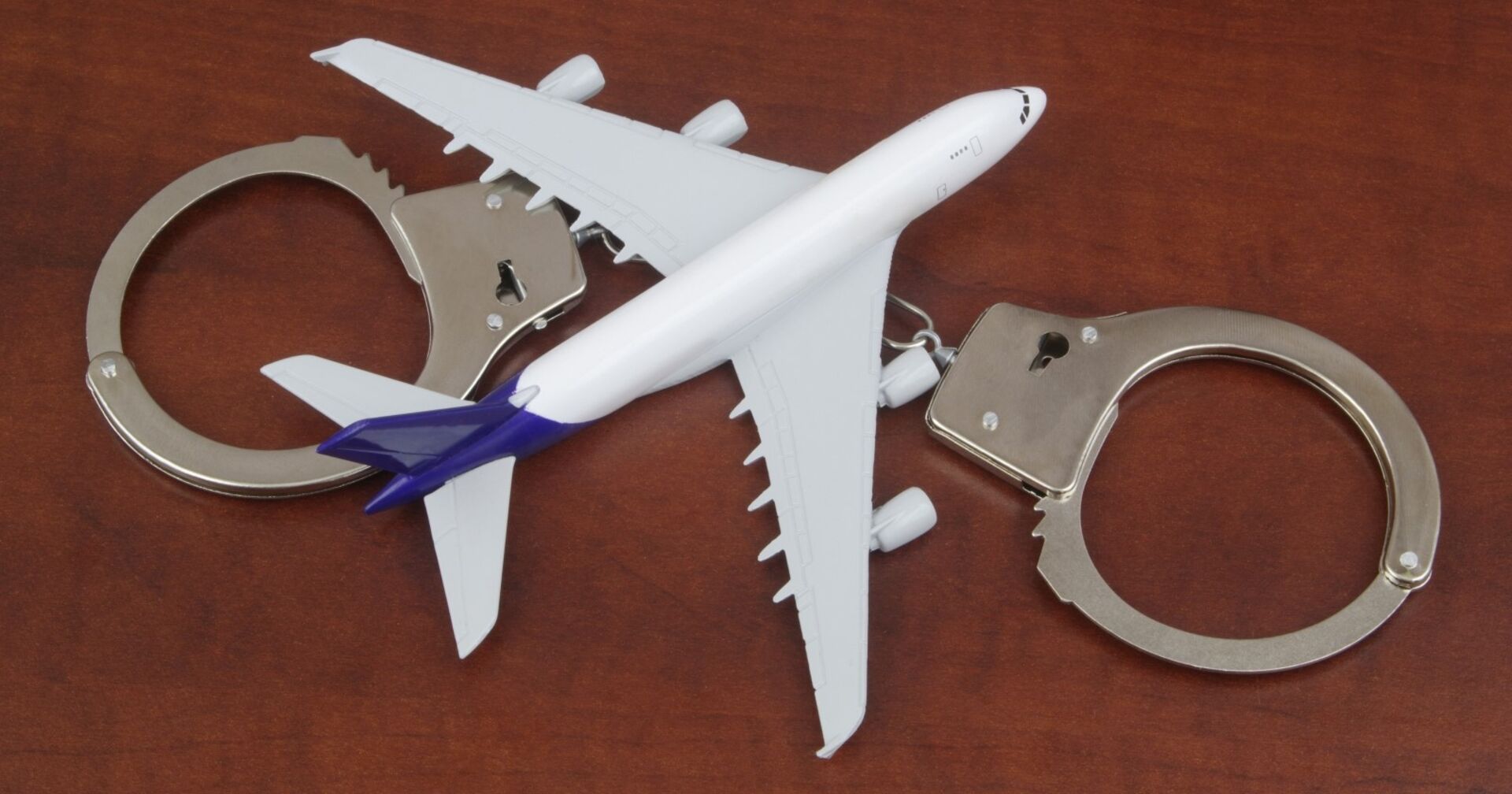 Modellflugzeug mit Handschellen