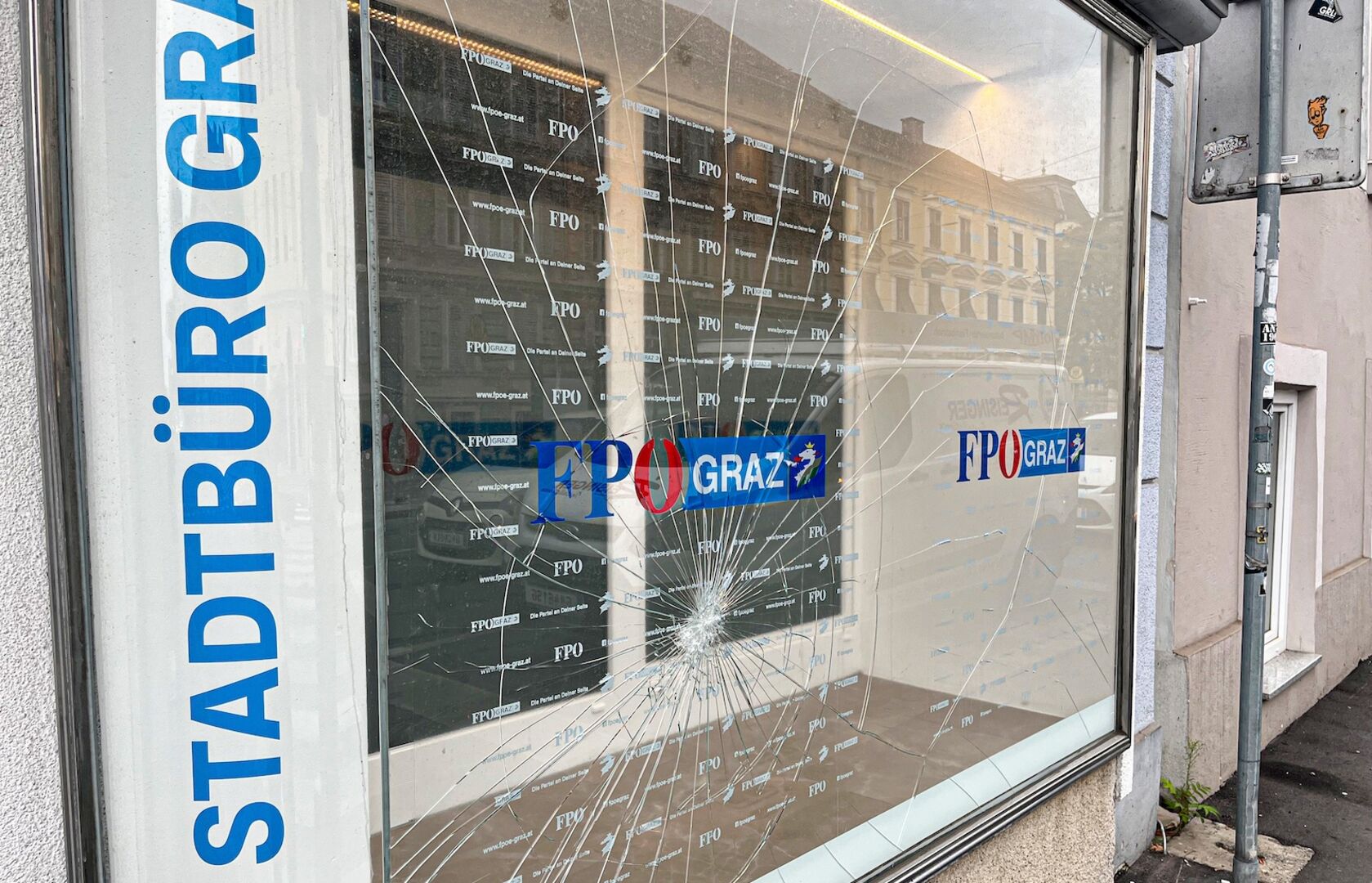 zerschlagene Fensterscheibe der Landesparteizentrale der FPÖ Steiermark