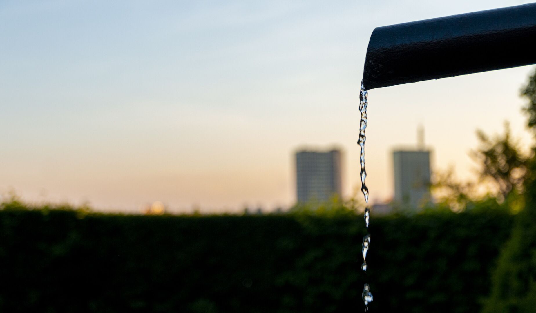 Wasser fließt durch Rohr ab