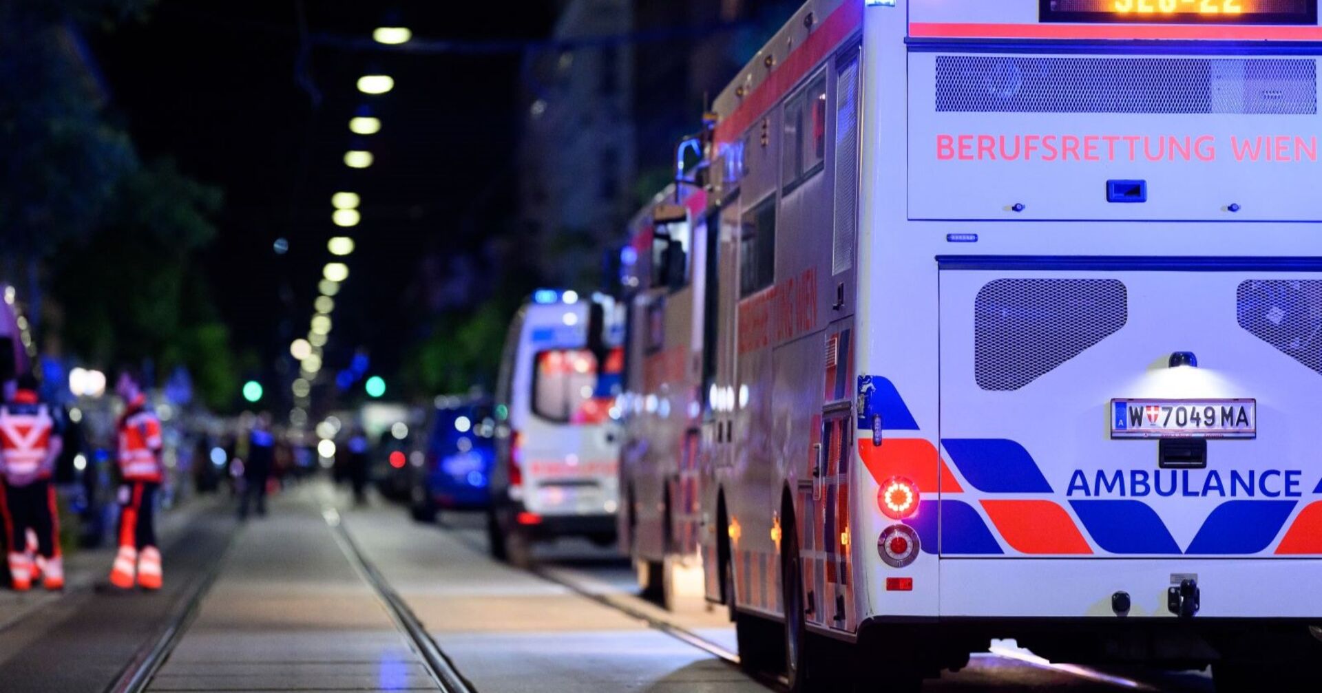 Rettungsfahrzeuge in der Klausgasse beim Polizeigroßeinsatz in Wien-Ottakring