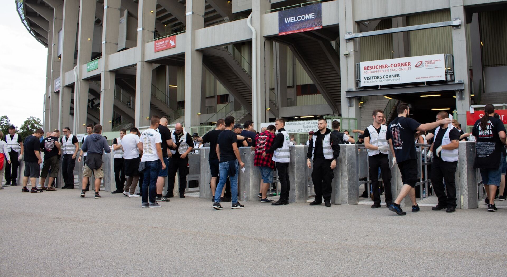 Sicherheitskontrollen vorm Happel-Stadion