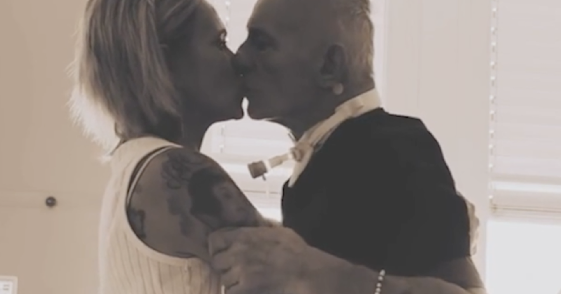 Heinz Hoenig küsst seine Ehefrau Annika