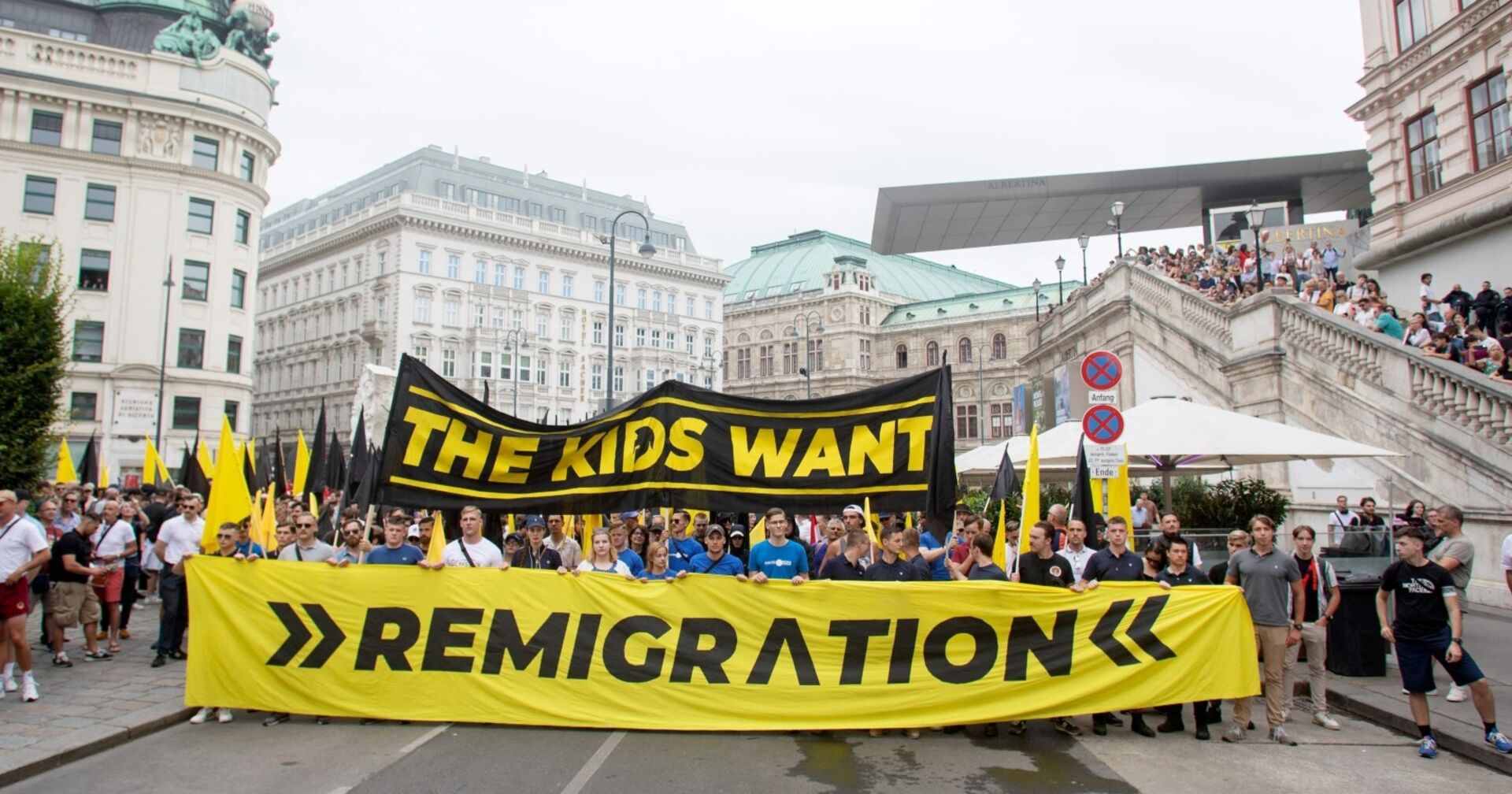 Demonstrationszug der identitären Bewegung durch Wiens Straßen