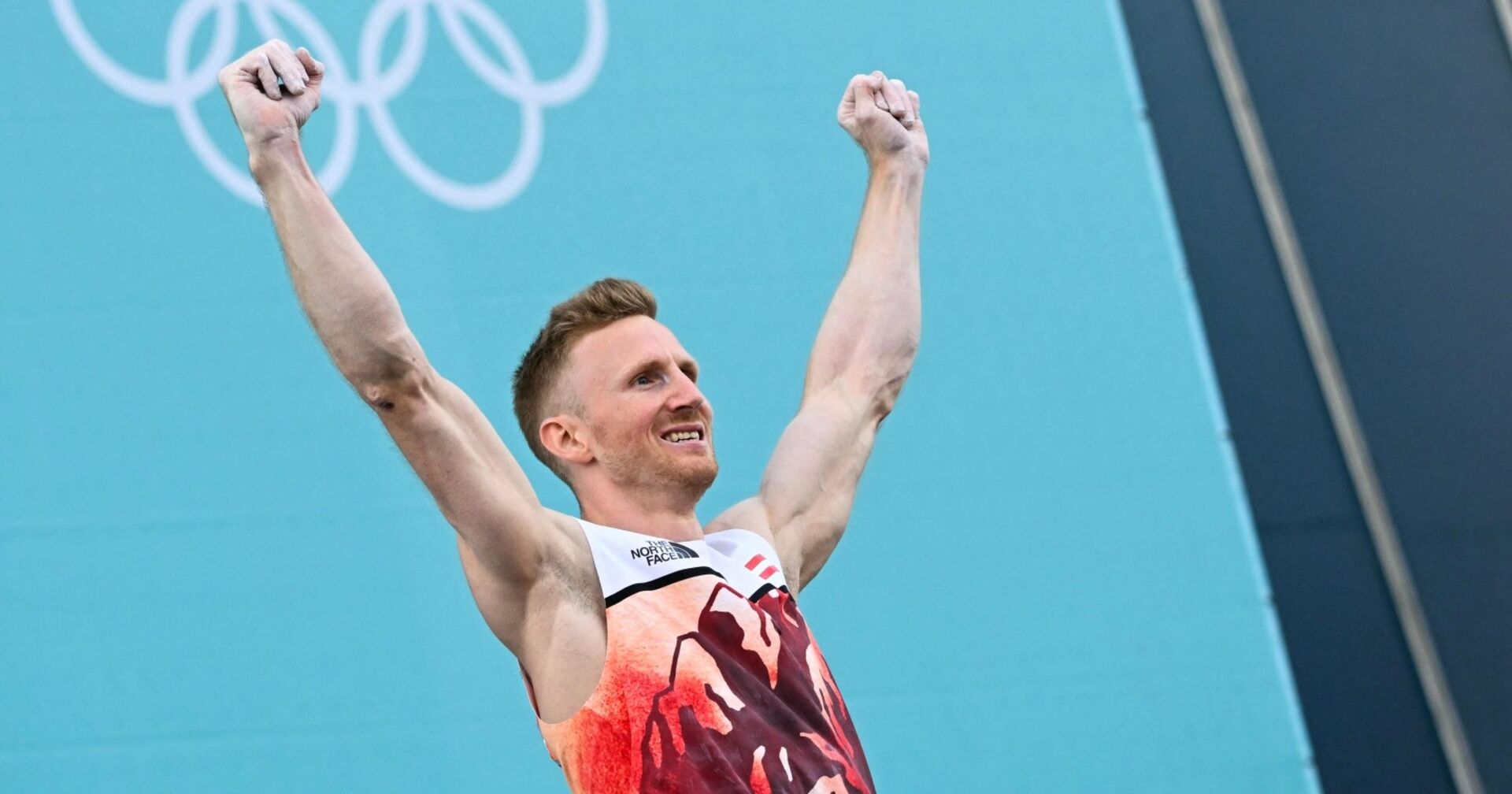 Der Tiroler Jakob Schubert streckt seine Arme in die Höhe