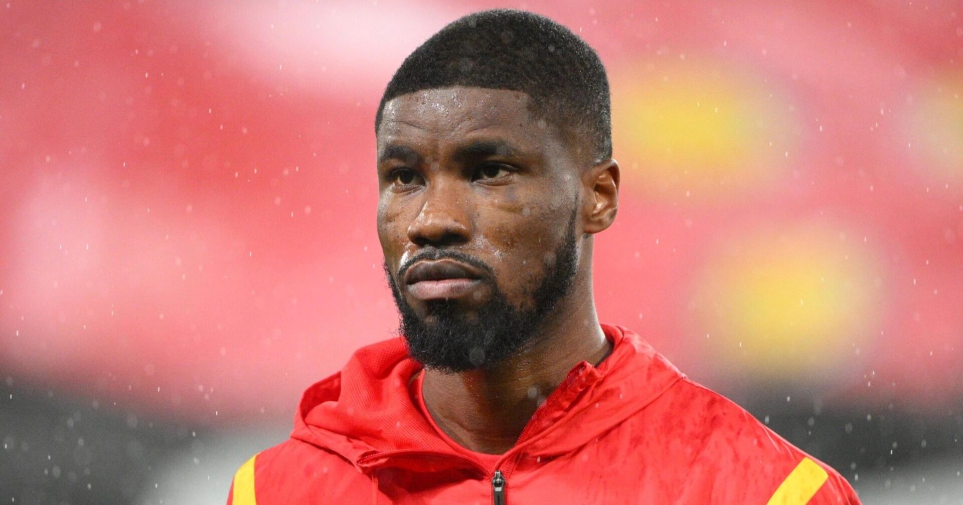 Kein Danso in rot-gelber Trainingsjacke von RC Lens