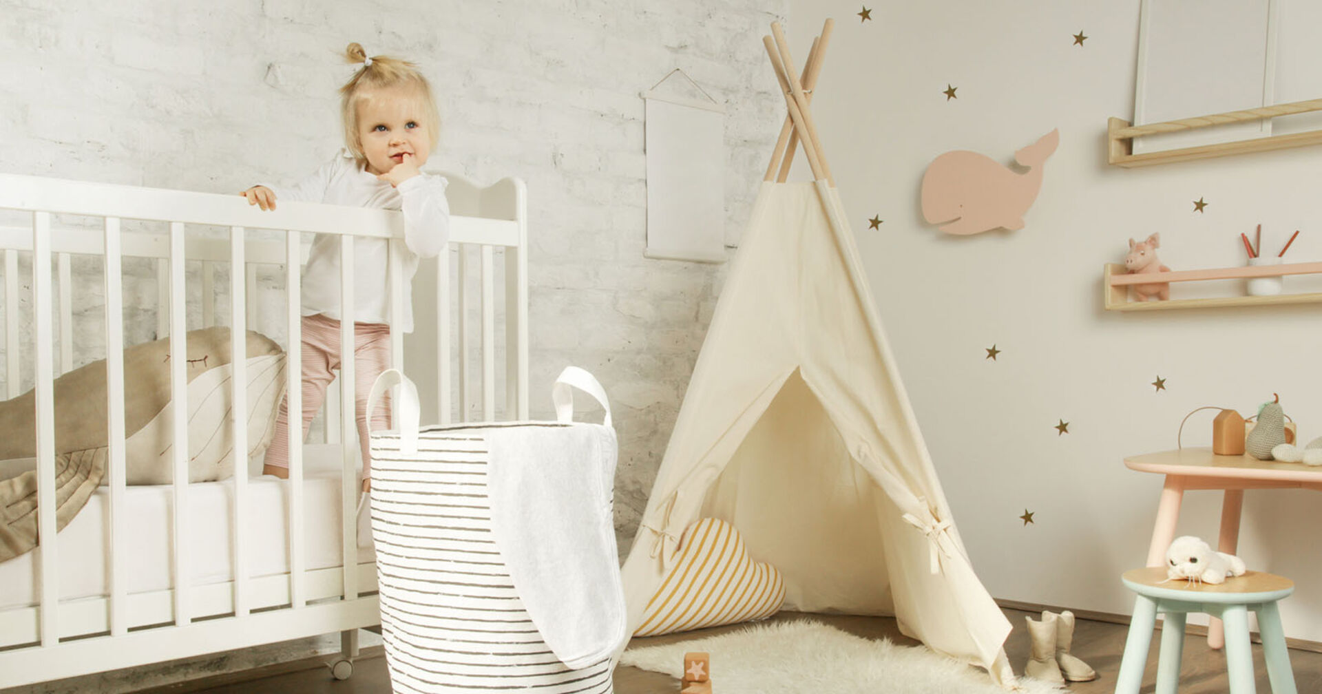 Kleines Mädchen in ihrem Gitterbett | Credit: iStock.com/triocean