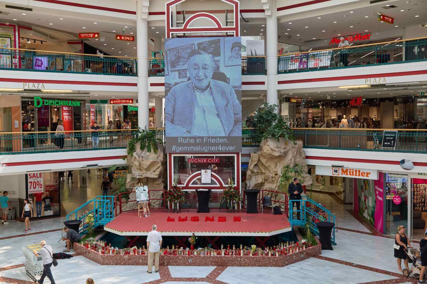 Riesiges Foto und Kondolenzbuch in der Lugner City.