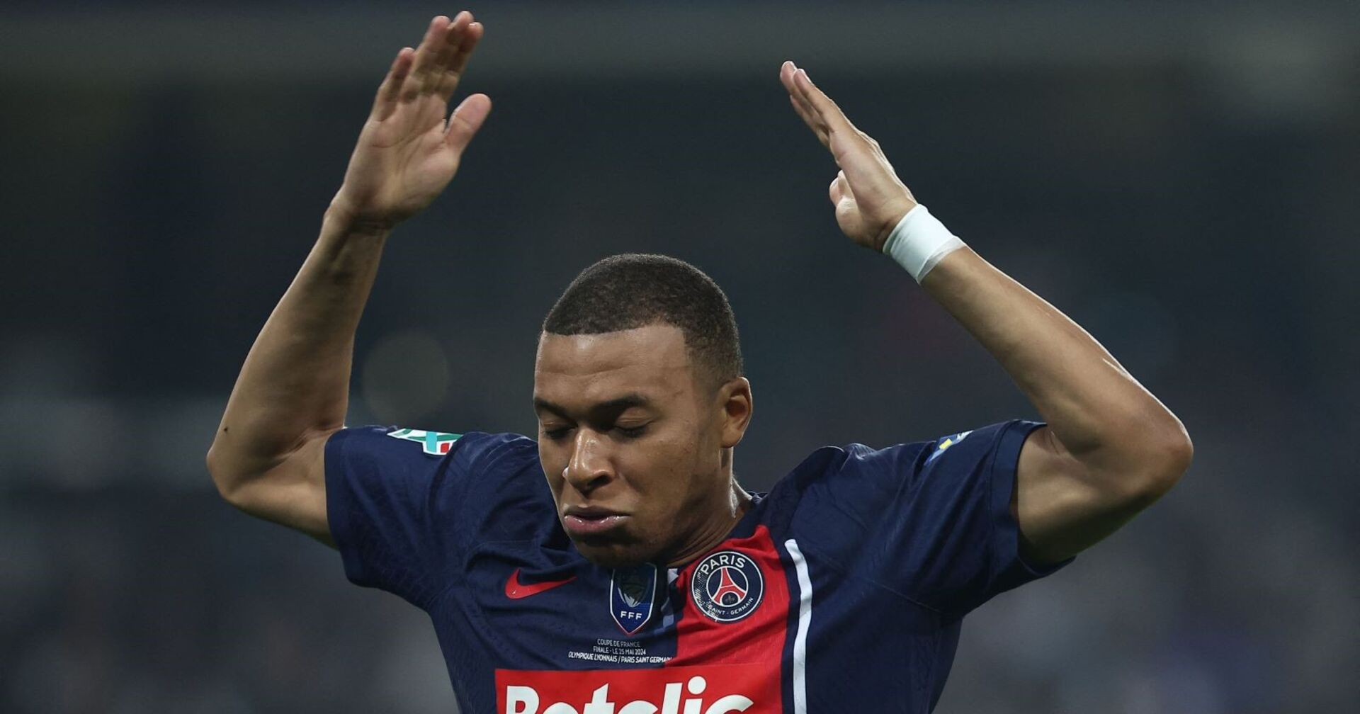 Kylian Mbappe im Dress des französischen Vereins Paris Saint-Germain schlägt seine Hände über den Kopf