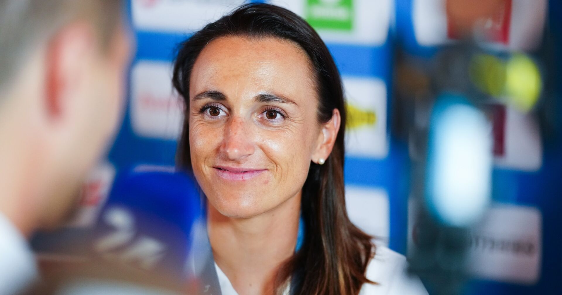 Lara Vadlau bei einer Pressekonferenz.