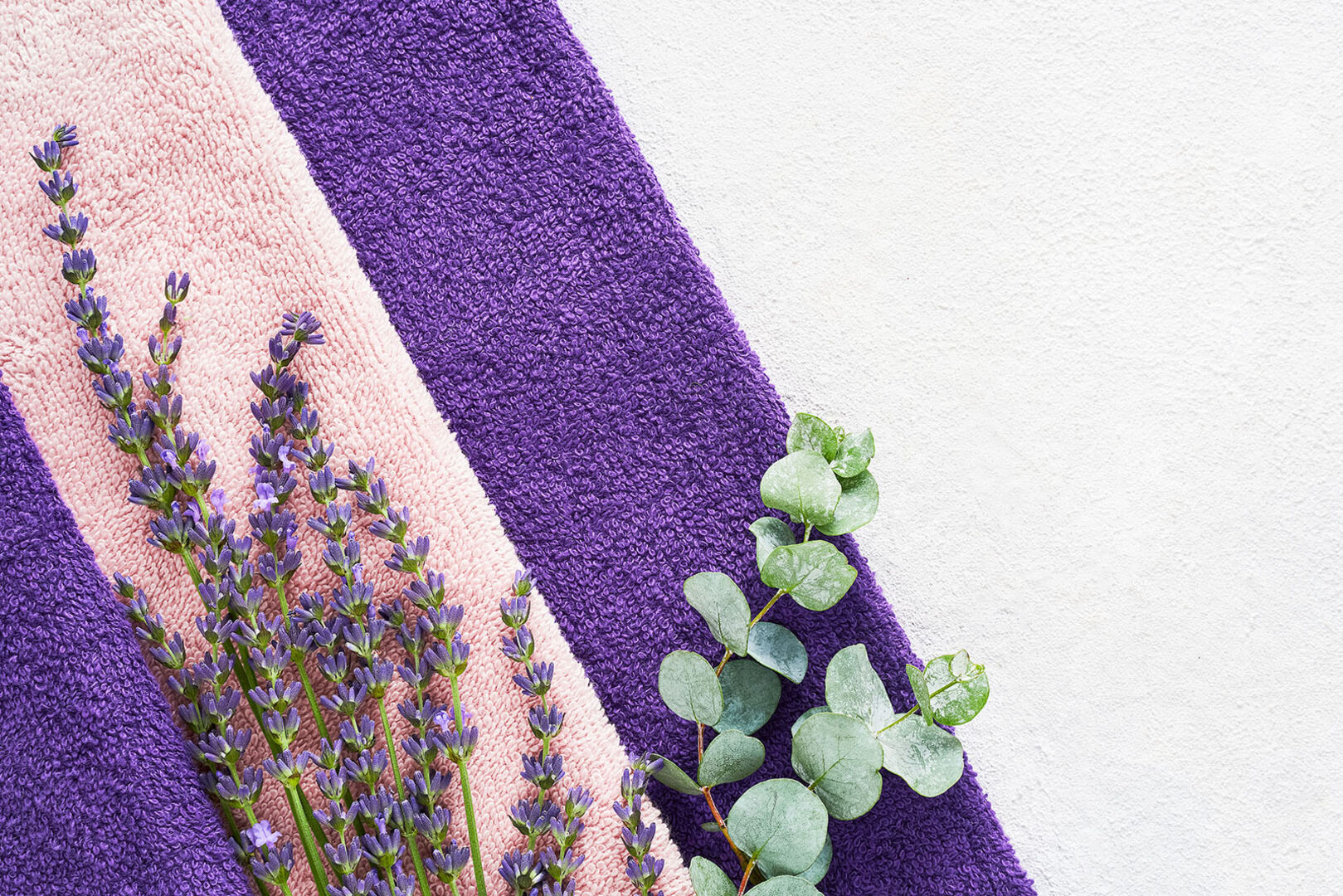 Eukalyptus und Lavendel auf einem Handtuch | Credit: iStock.com/laimdota