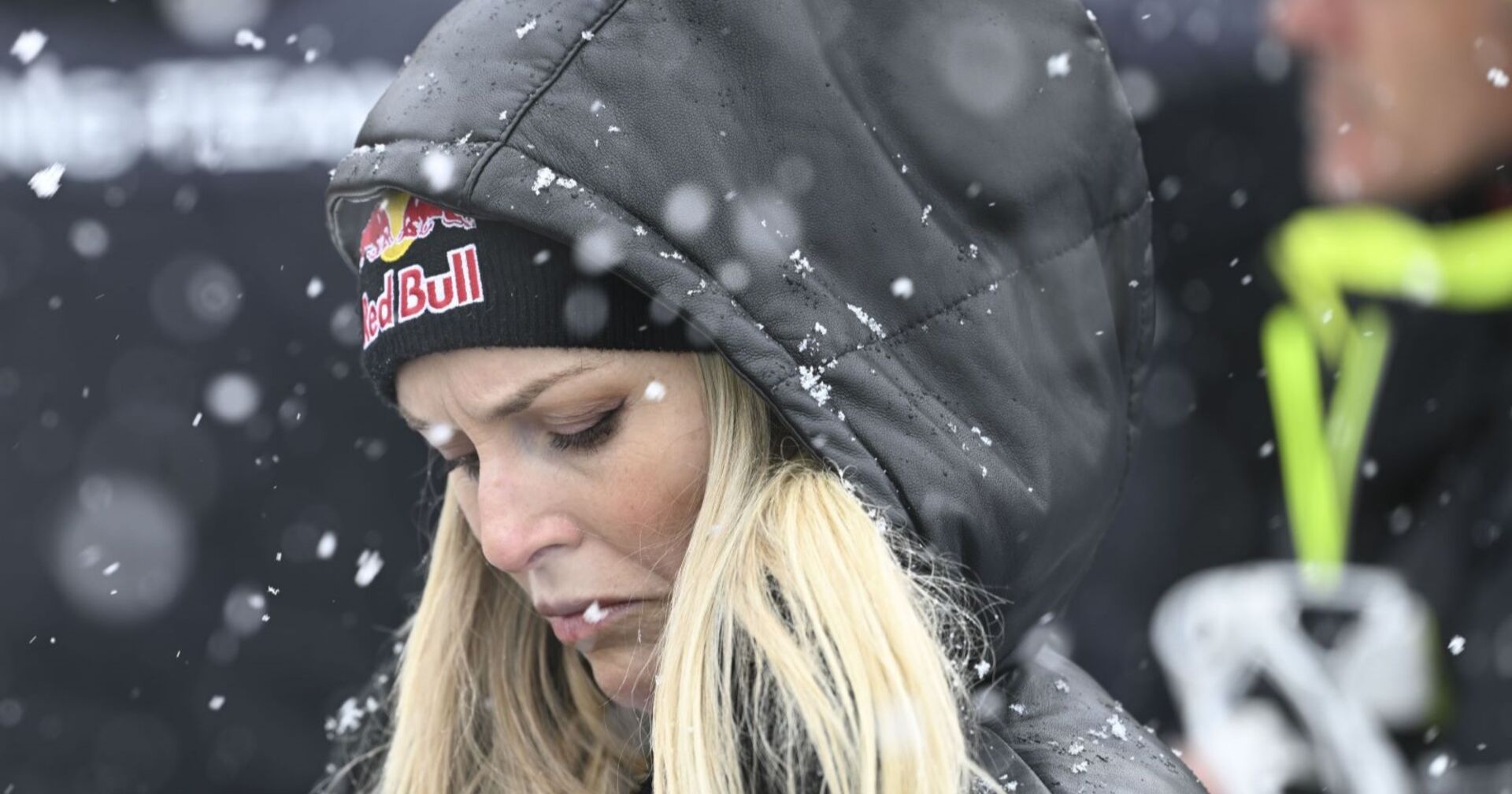 Die ehemalige Ski-Rennläuferin Lindsey Vonn schaut bedrückt im Schneegestöber drein