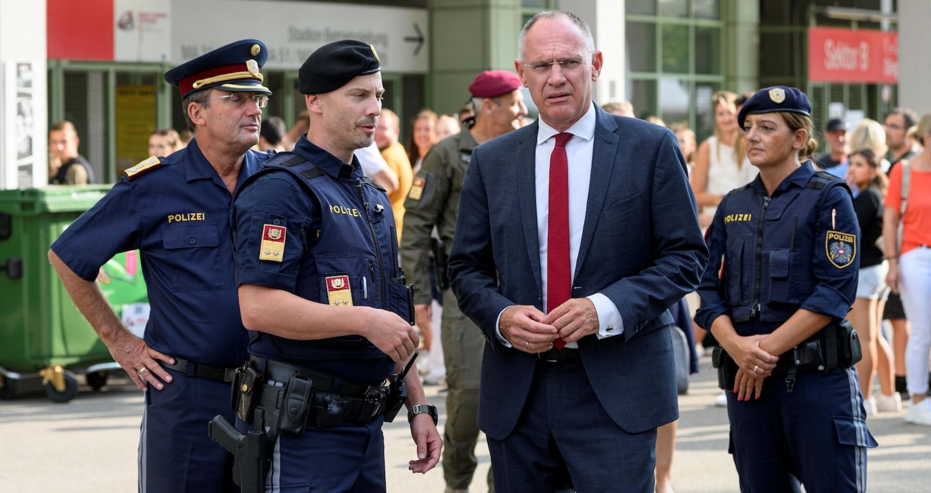 Innenminister Karner mit Polizeibeamten vor dem Ernst-Happel-Stadion