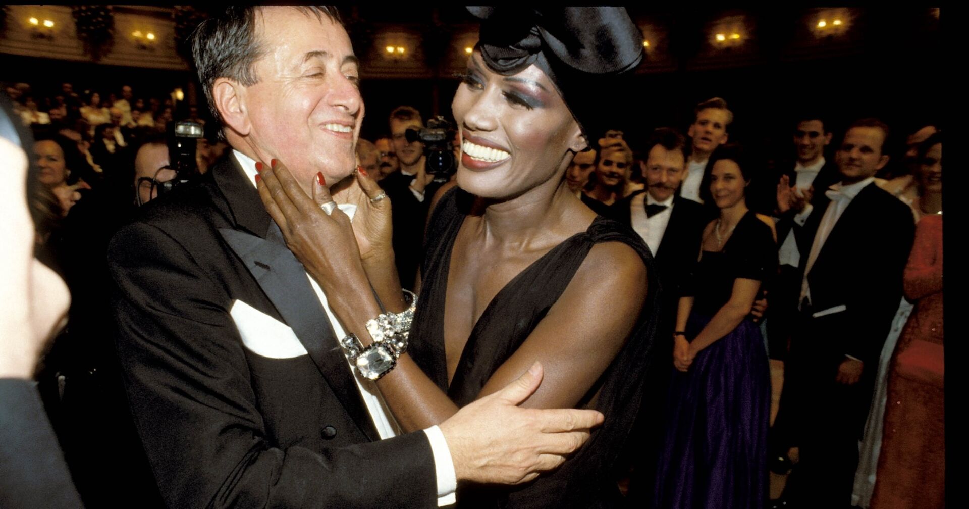 Grace Jones tanzt mit Richard Lugner am Opernball