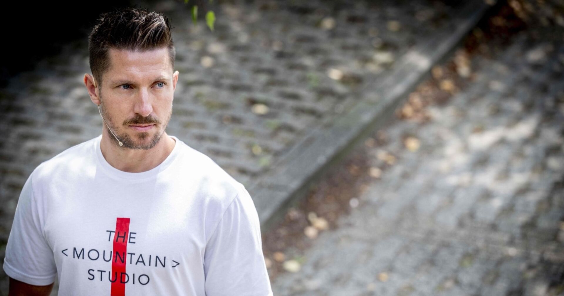 Marcel Hirscher blickt nachdenklich in die Ferne