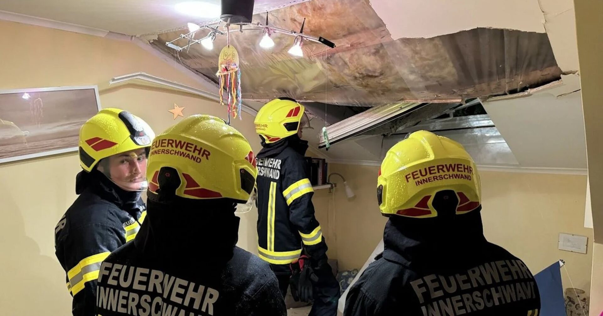 Die Feuerwehr am Einsatzort in Mondsee.