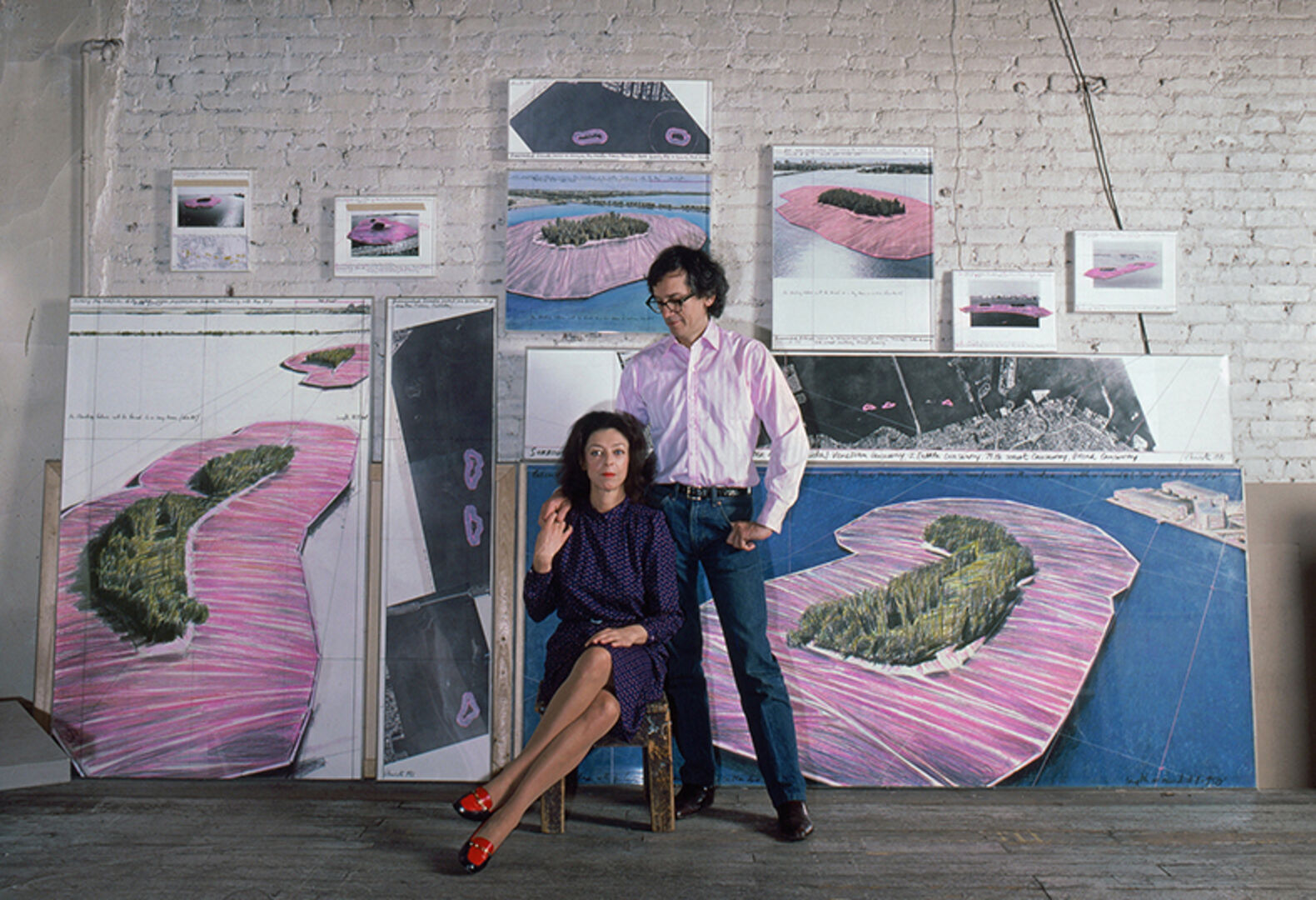 Christo und Jeanne-Claude in ihrem  Atelier mit Arbeiten für ihr Projekt  Surrounded Islands, New York City, 1981
