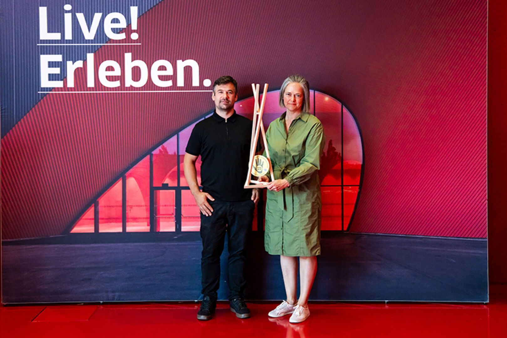 Martin Greussing (Tischler/Werkraum Schule) &amp; GF Christiana Rusch (KäseStrasse)