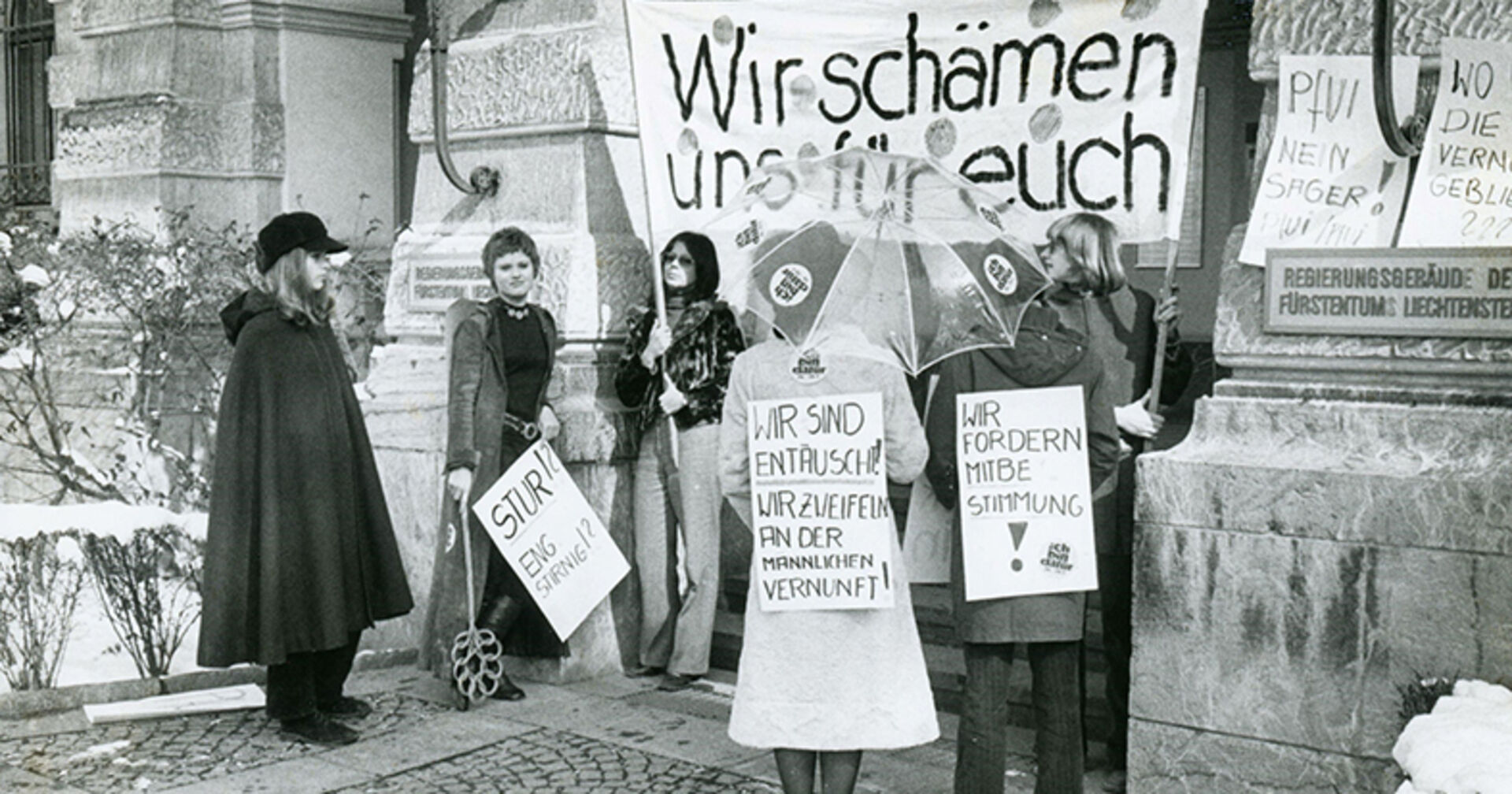 Frauen demonstrieren in Vaduz anlässlich der Ablehnung des Frauenstimmrechts am 28. Februar 1971.