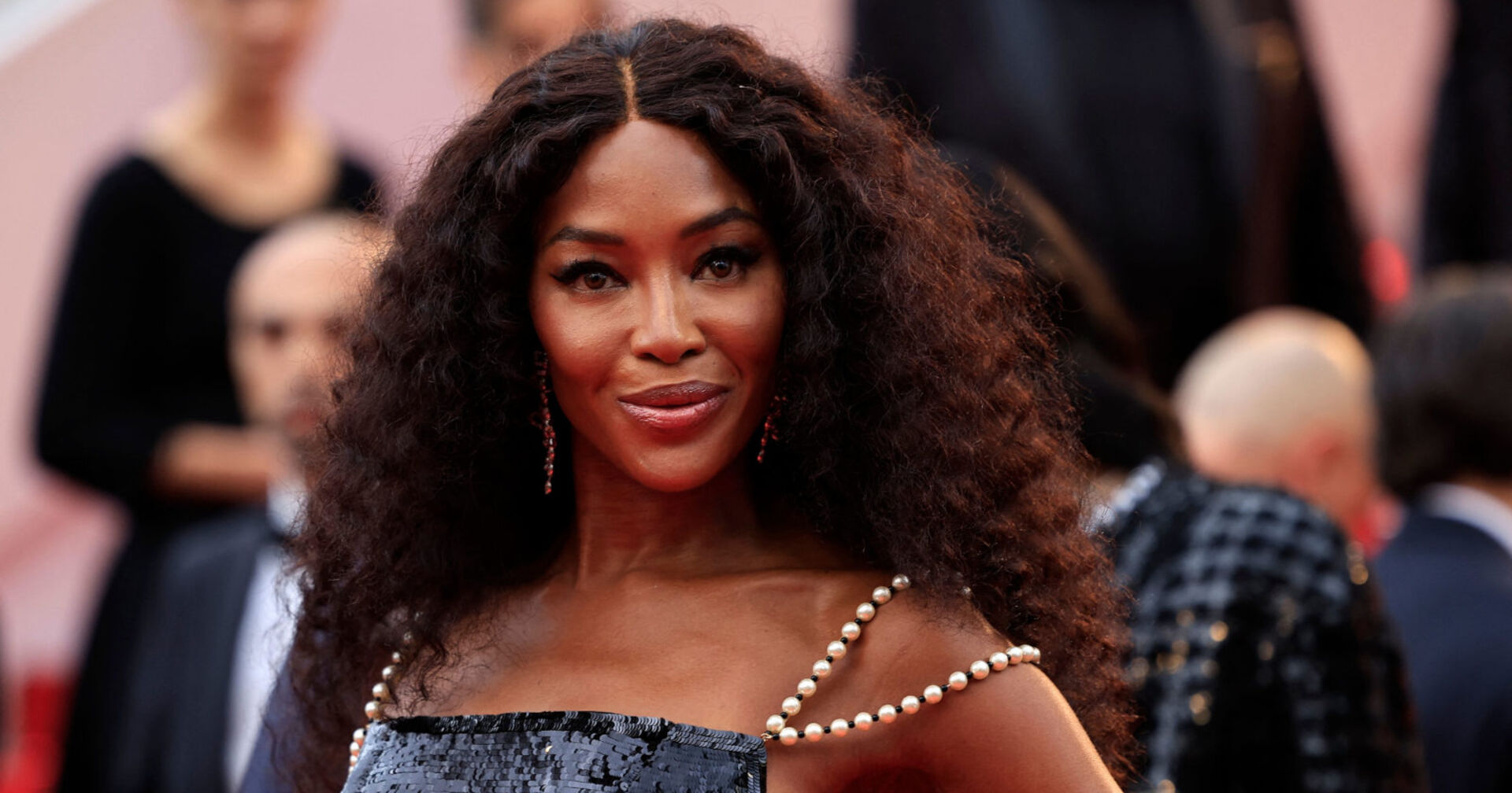 Eine Frau schaut direkt in die Kamera