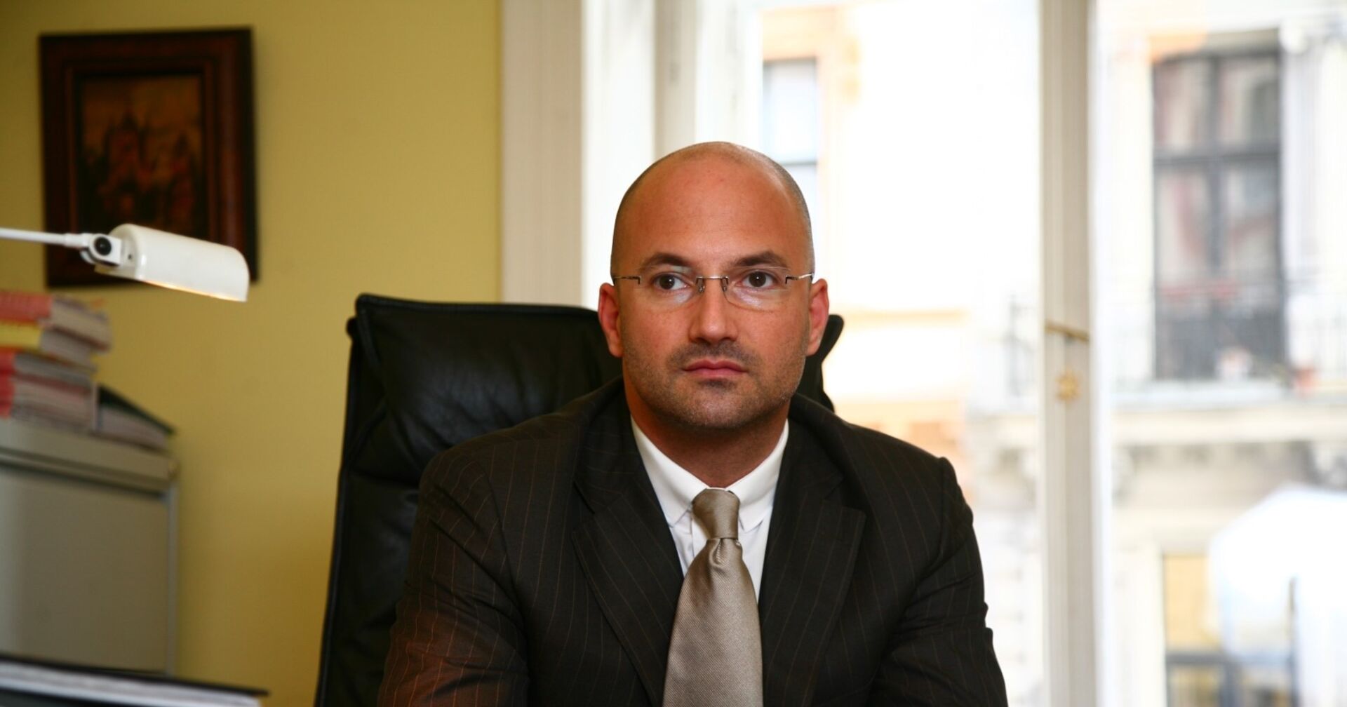 Anwalt Nikolaus Rast in seiner Kanzlei