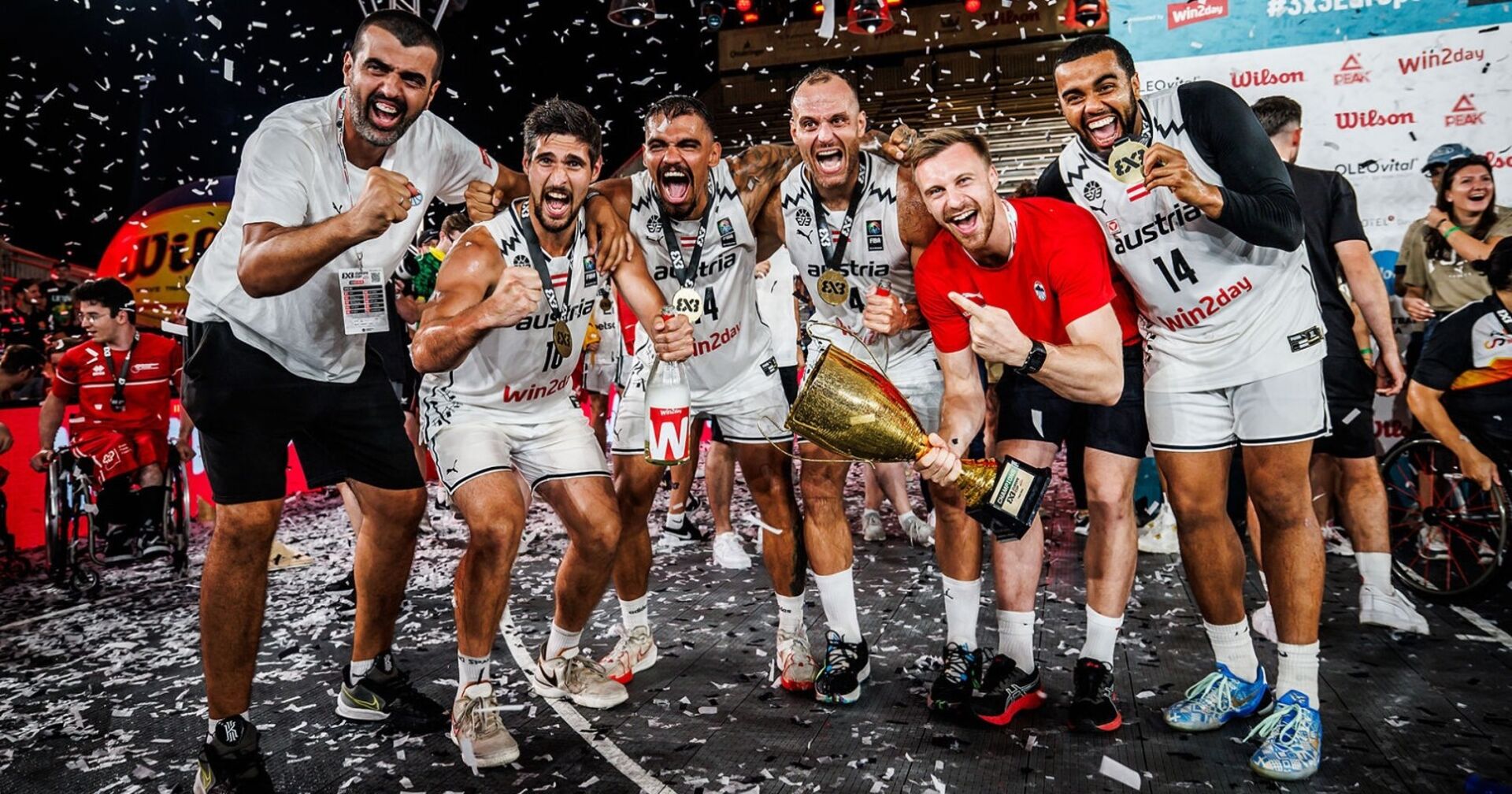 Das jubelnde Team der österreichischen 3x3 Basketballer posiert mit ihren Medaillen