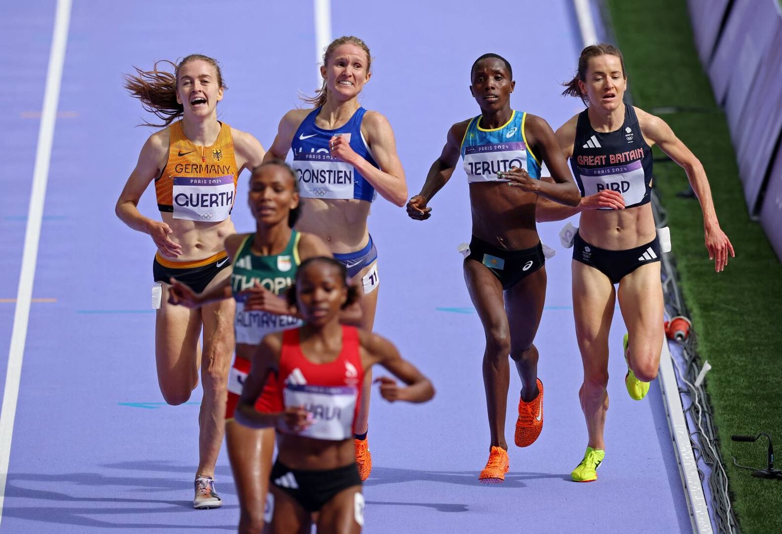 Teilnehmerinnen des Olympia-Vorlauf über die 3000-Meter-Hindernis.