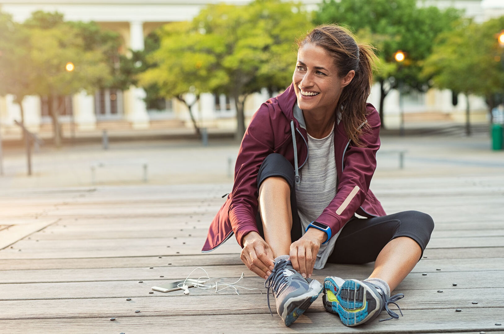 Frau bindet Laufschuh zu | Credit: iStock.com/Ridofranz