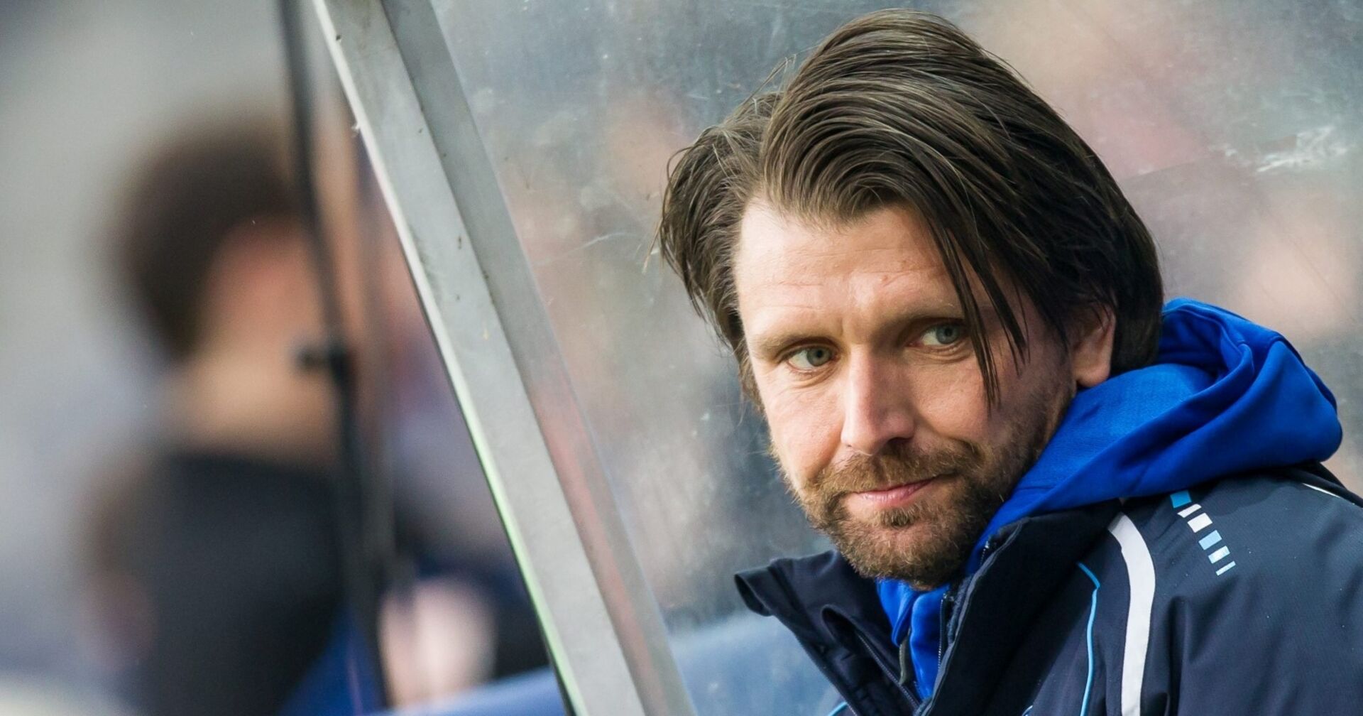 Peter Hyballa auf Trainerbank, in Sturm Graz Jacke