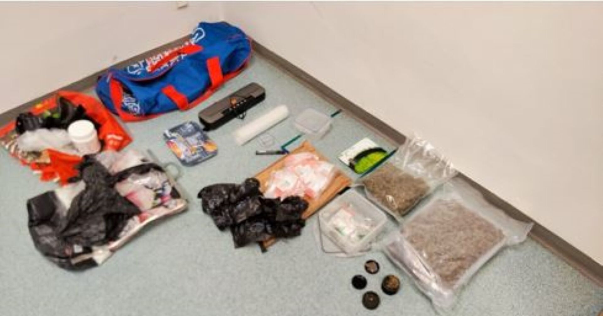 Cannabis und Equipment liegen auf Boden.