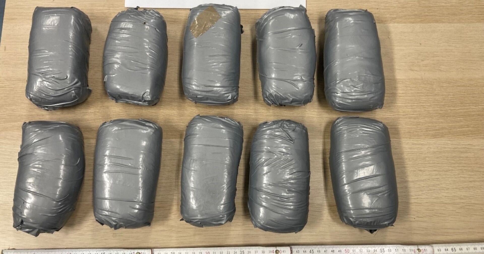 Graue Päckchen Heroin auf Tisch liegend