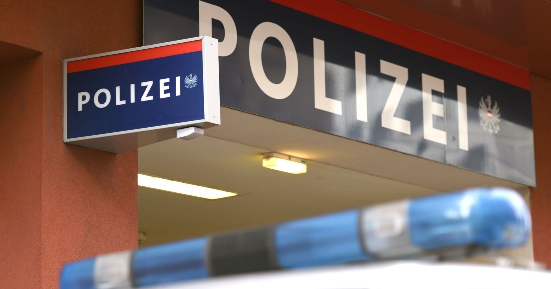 Polizeischild vor einer Wache.