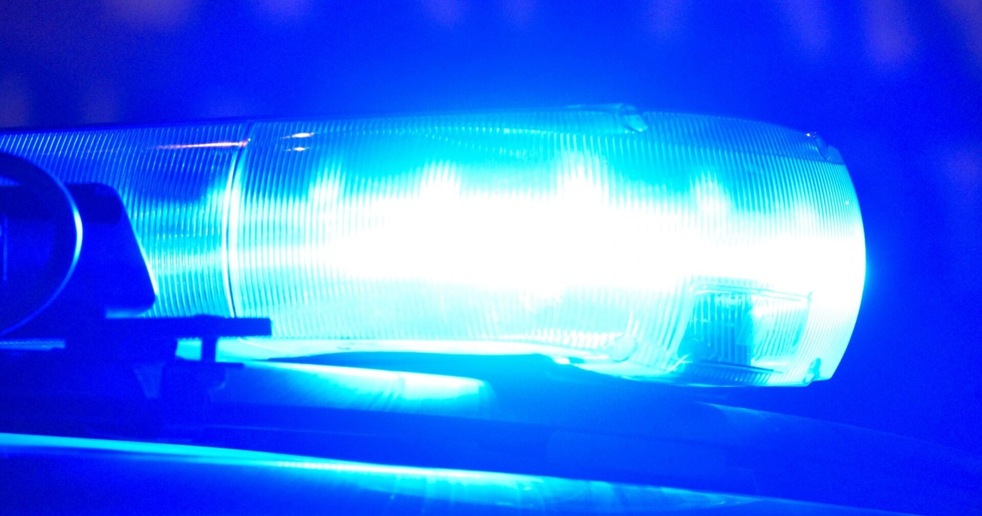 Leuchtende Sirenen eines Polizeifahrzeugs