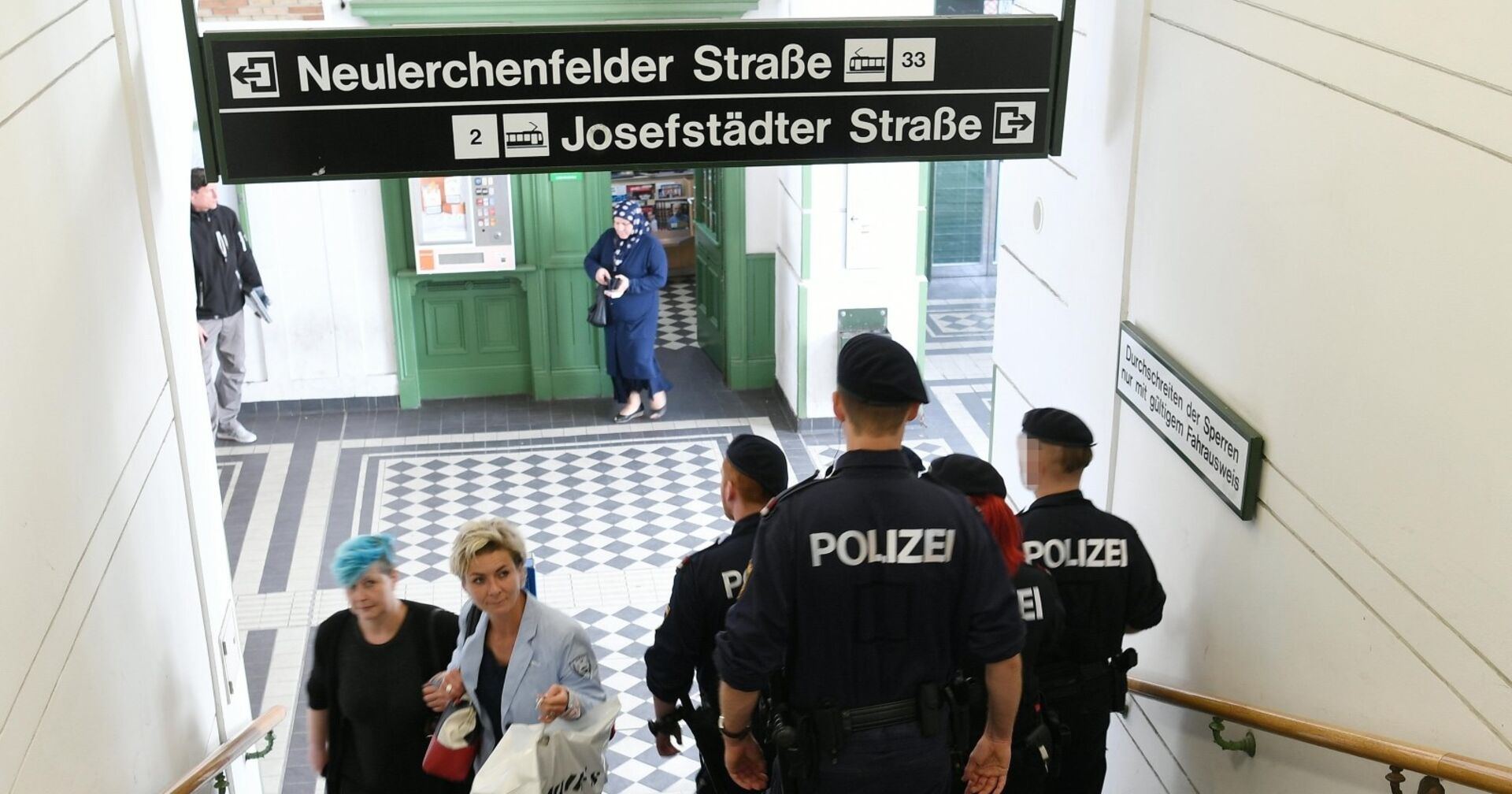Gruppe von Polizisten marschiert Treppen der U6-station Josefstädter Straße hinab