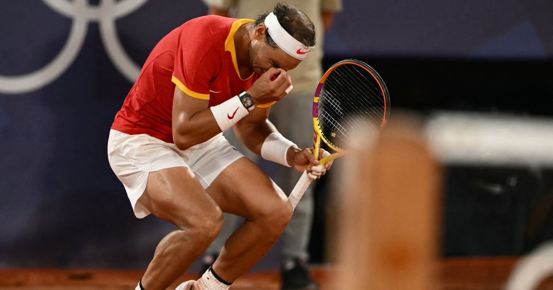 Rafael Nadal hockt auf Tennisplatz