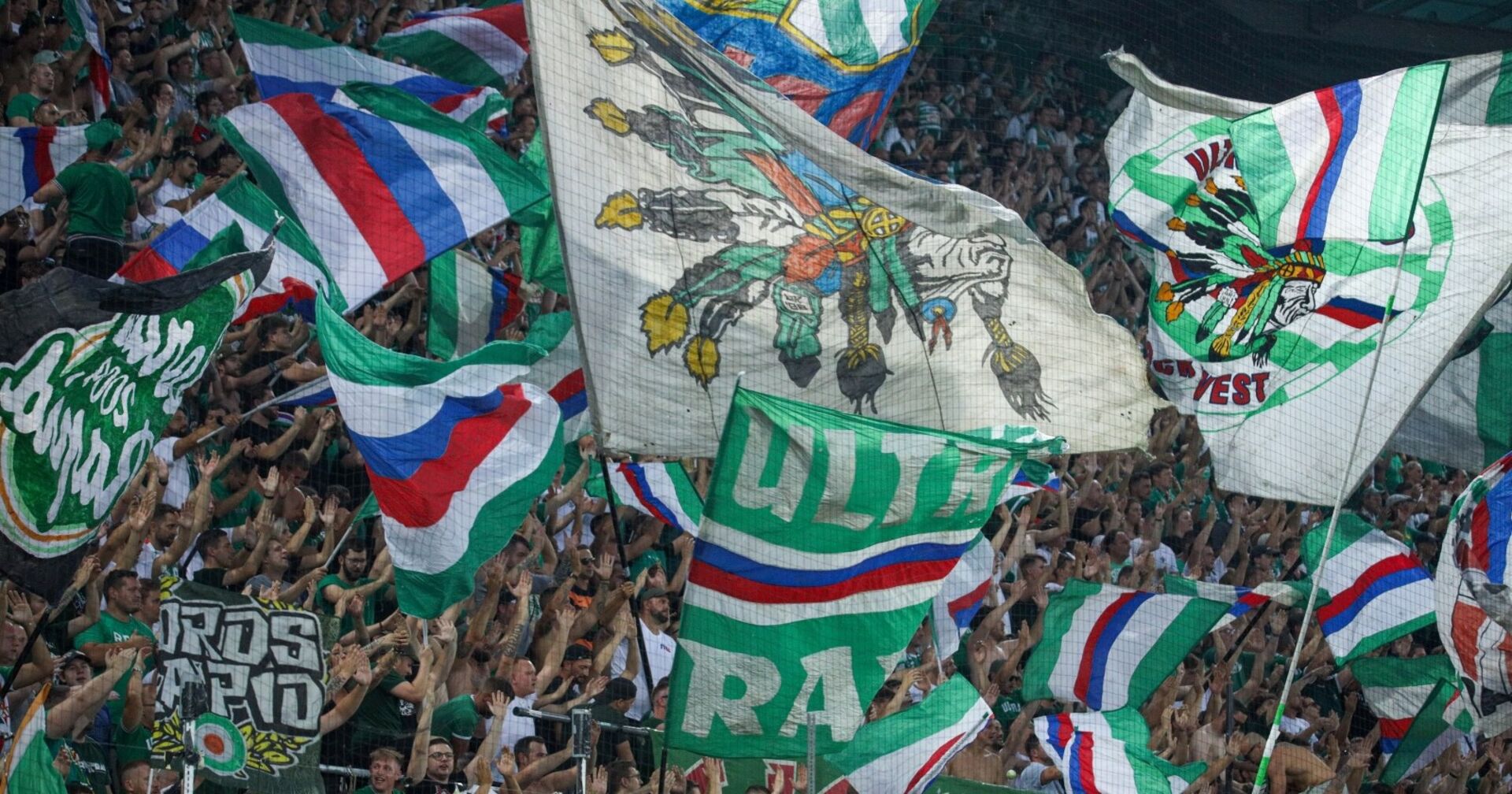 Fangruppen des SK Rapid schwenken Fahnen