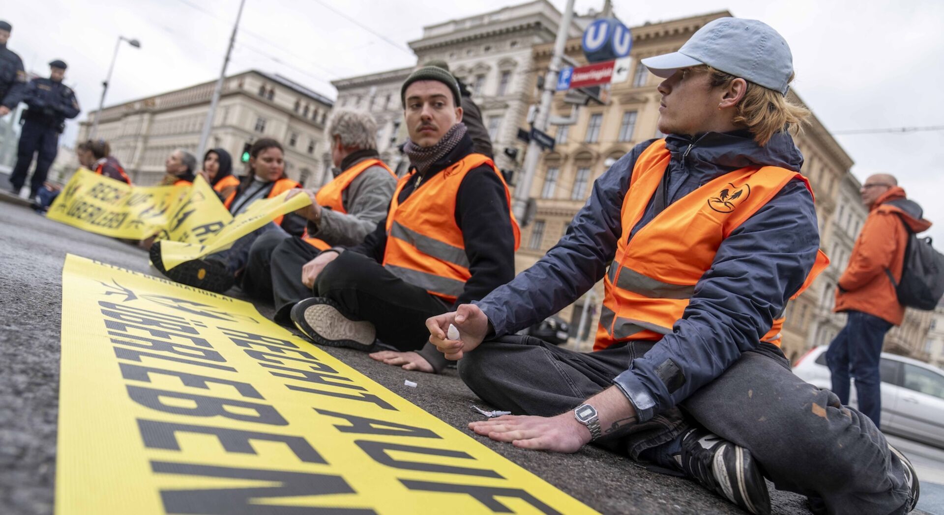 Anhänger der Letzten Generation haben die Hände auf die Straße geklebt