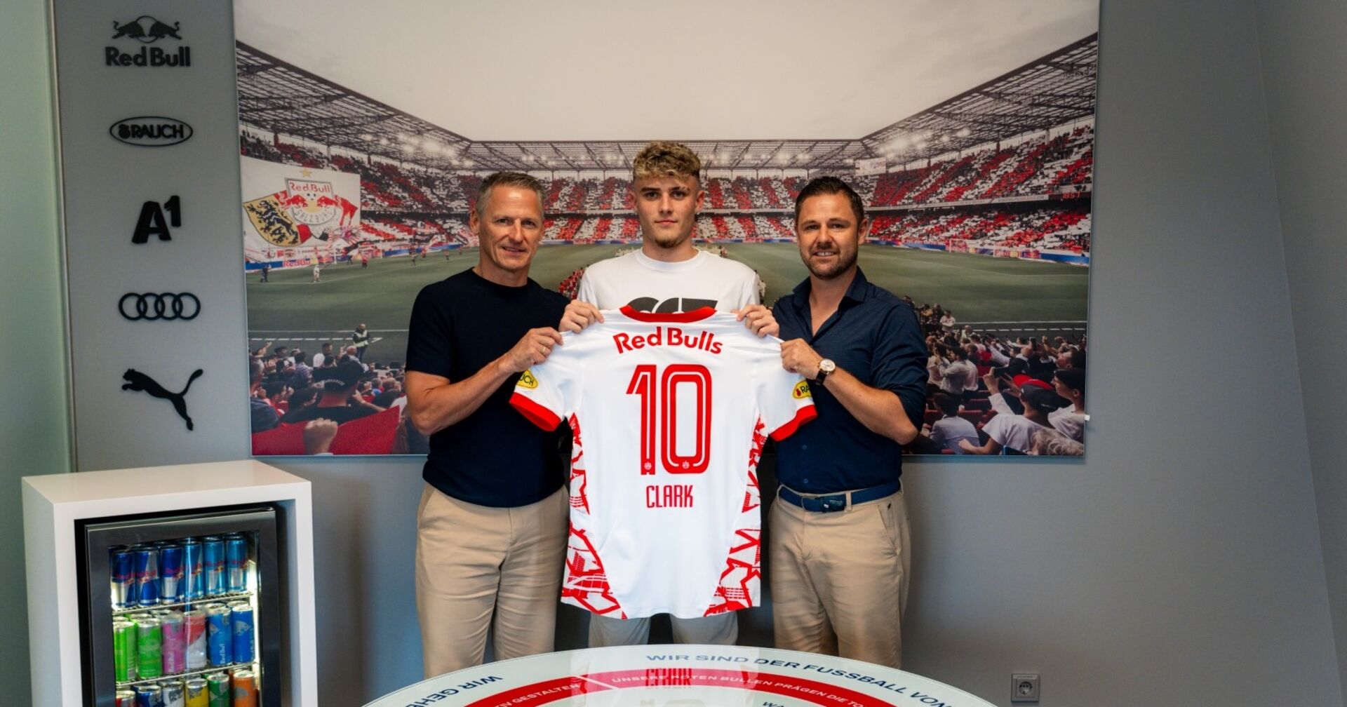 Der britische Mittelfeldspieler Bobby Clark im Dress von Red Bull Salzburg