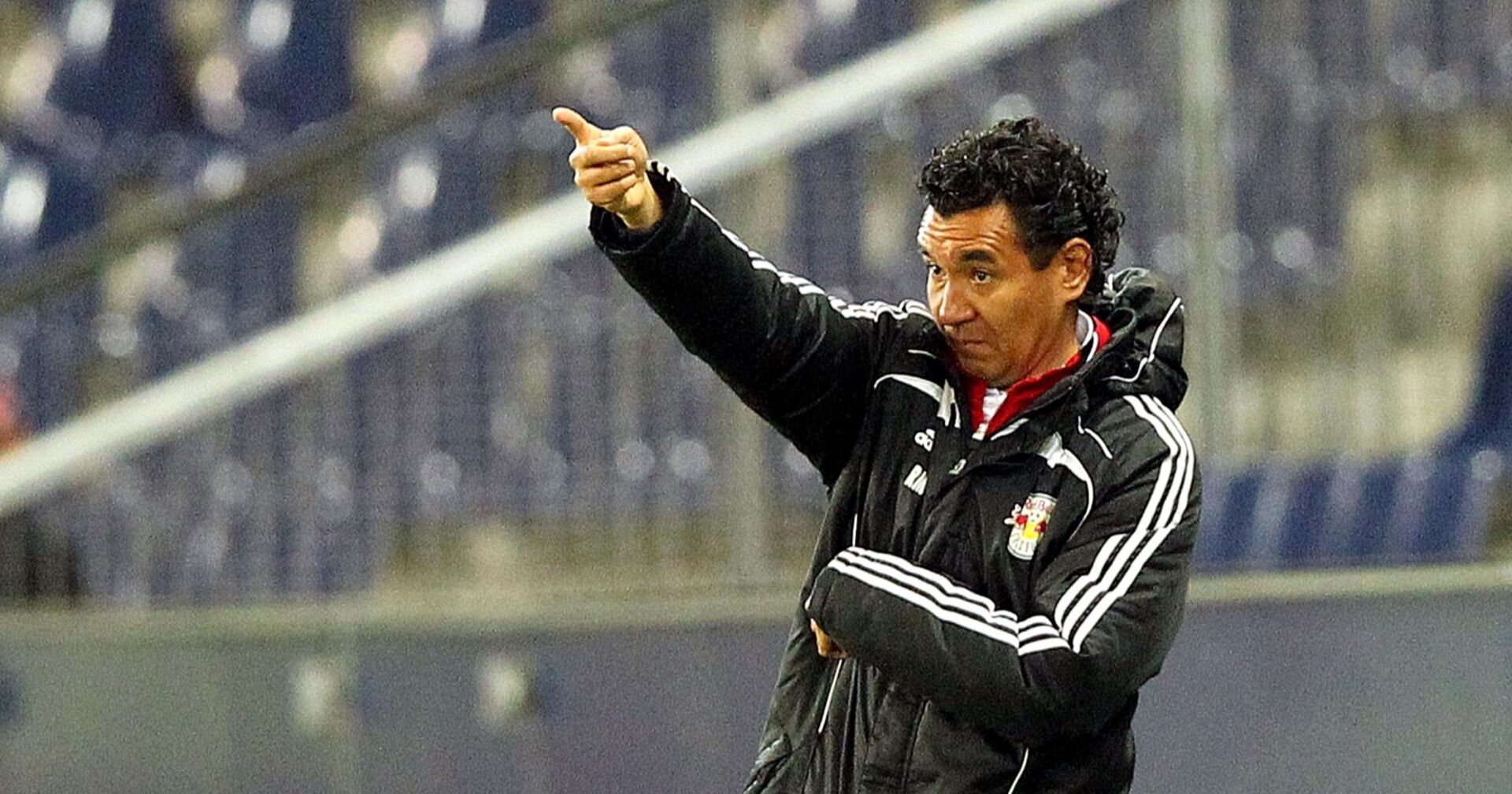 Der ehemalige Coach Ricardo Moniz, zeigt mit einem Finger auf einen Spieler