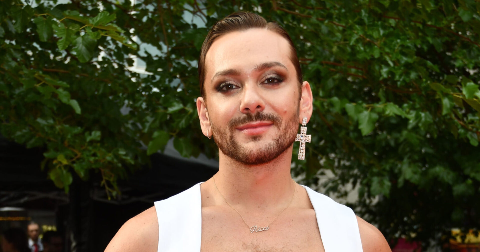 Ein Mann lächelt in die Kamera