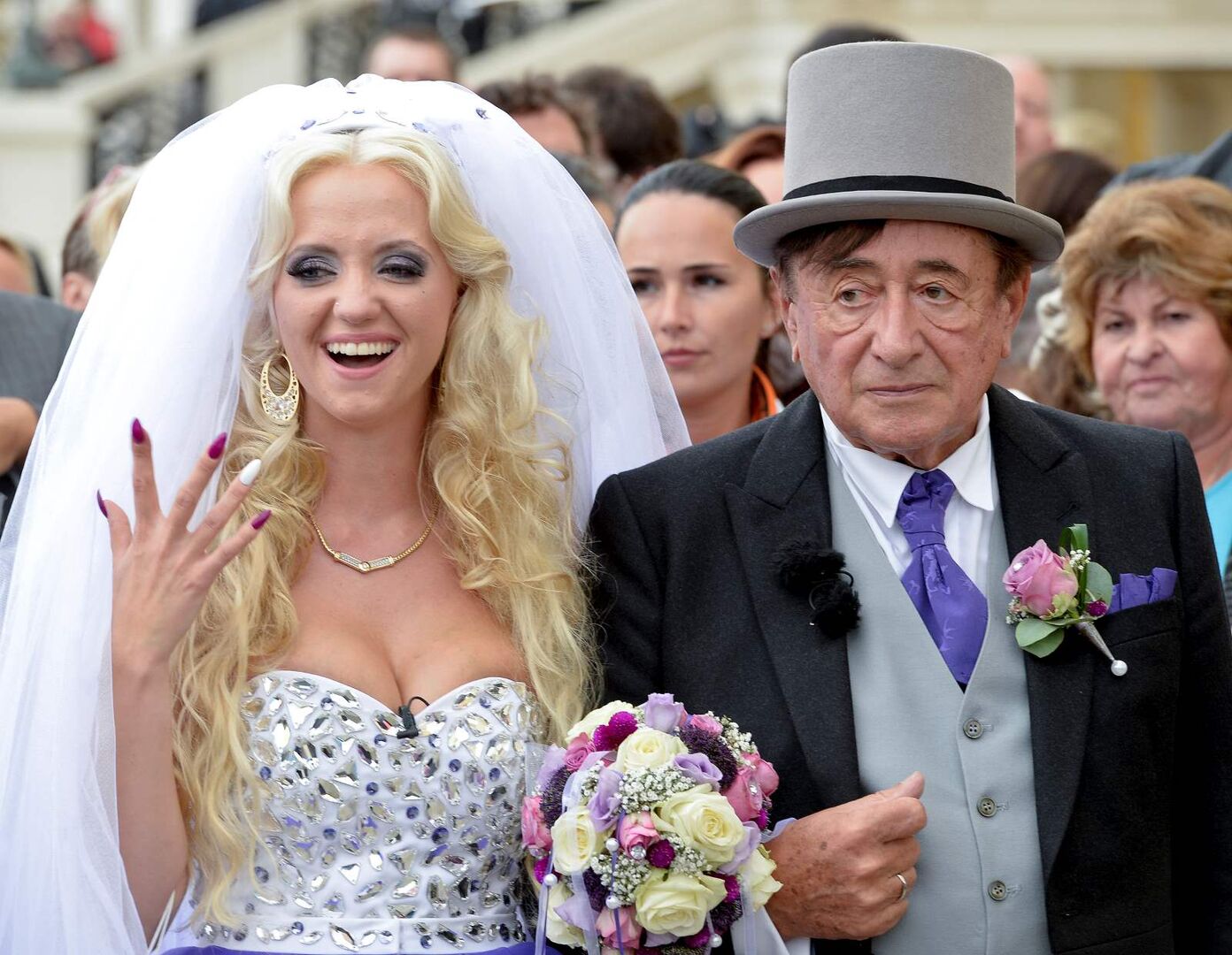 Lugner bei der Hochzeit mit Spatzi, ihr sieht nicht glücklich aus.