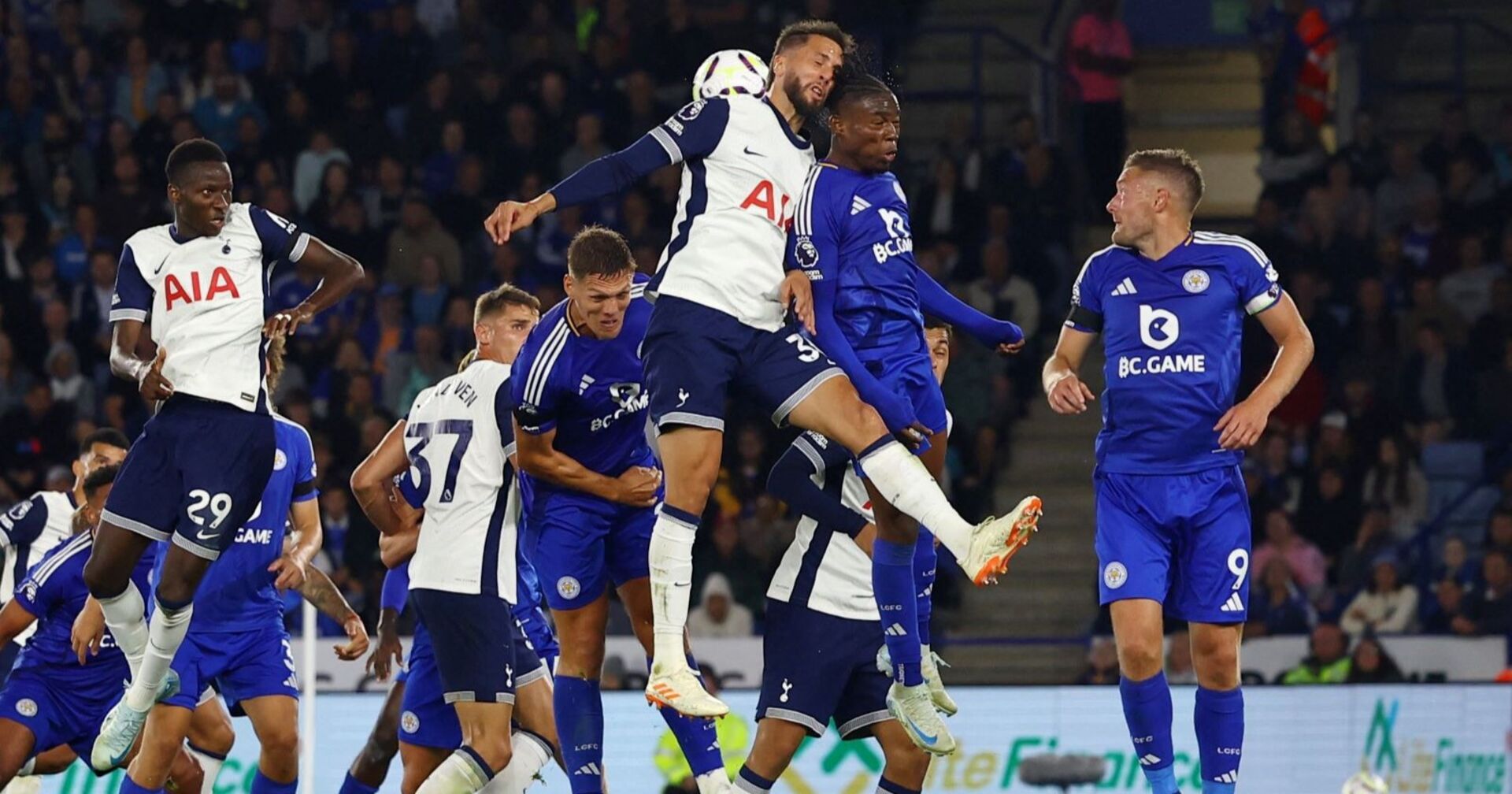 Rodrigo Bentancur im Zweikampf mit Gegenspielern