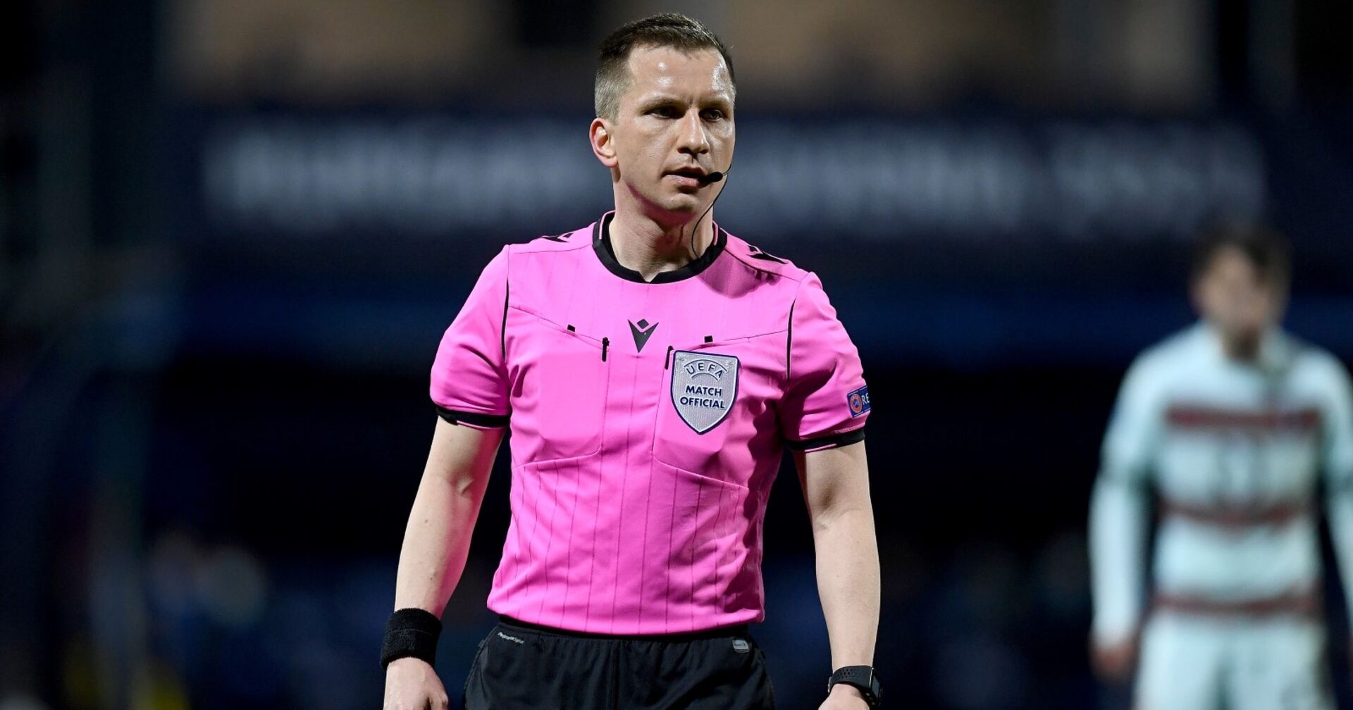 Der polnische Schiedsrichter Bartosz Frankowski im rosa Trikot