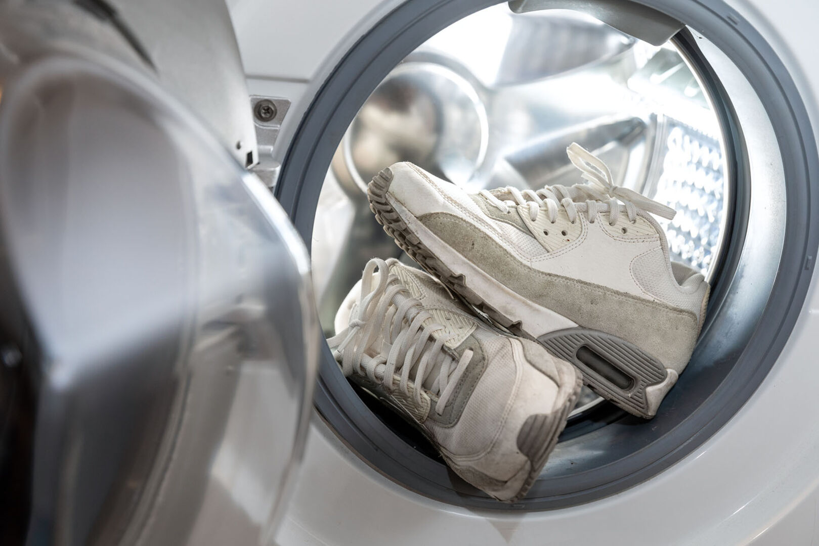 Schuhe in der Waschmaschine | Credit: iStock.com/ronstik